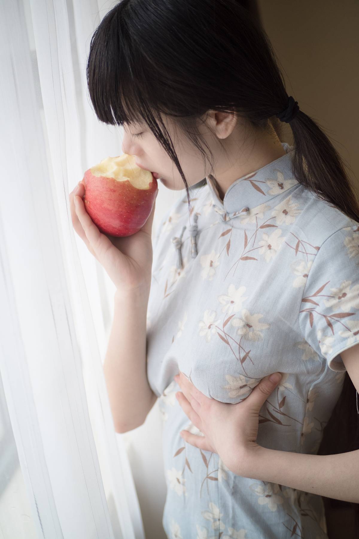 图片[26]-微博萌妹子@西尔酱 – 兰草旗袍篇 在线浏览 – 速更版-美库