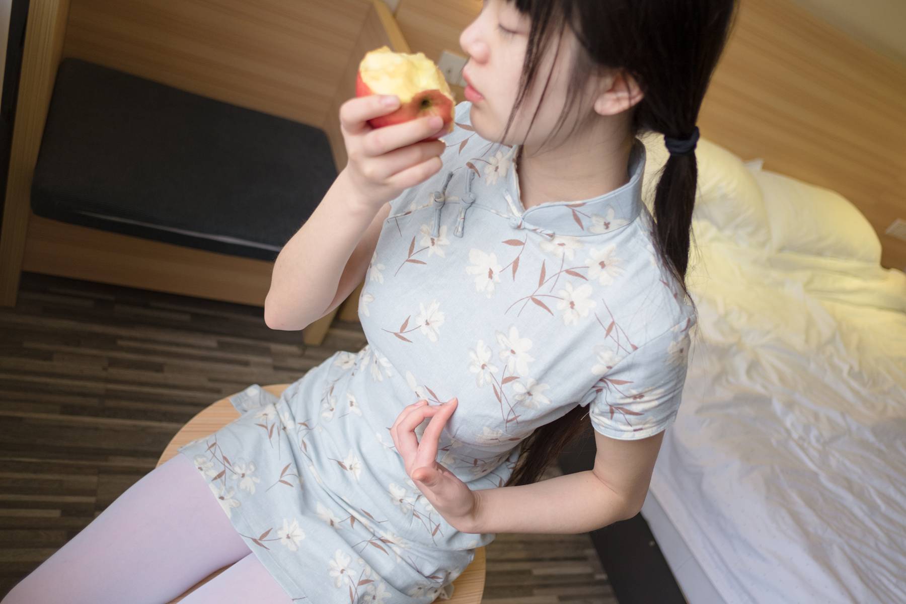 图片[27]-微博萌妹子@西尔酱 – 兰草旗袍篇 在线浏览 – 速更版-美库