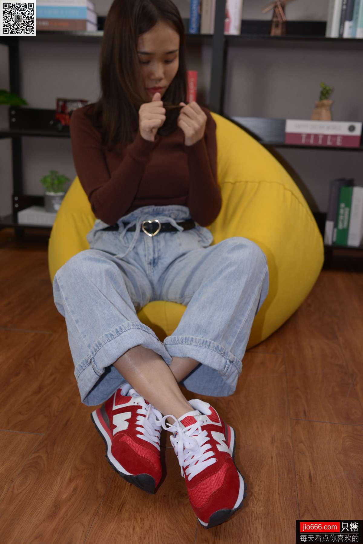 图片[5]-[只糖棉袜] NO.129 冬冬 红与白里的牛仔裤温暖时光 [258P] – 速更版-美库