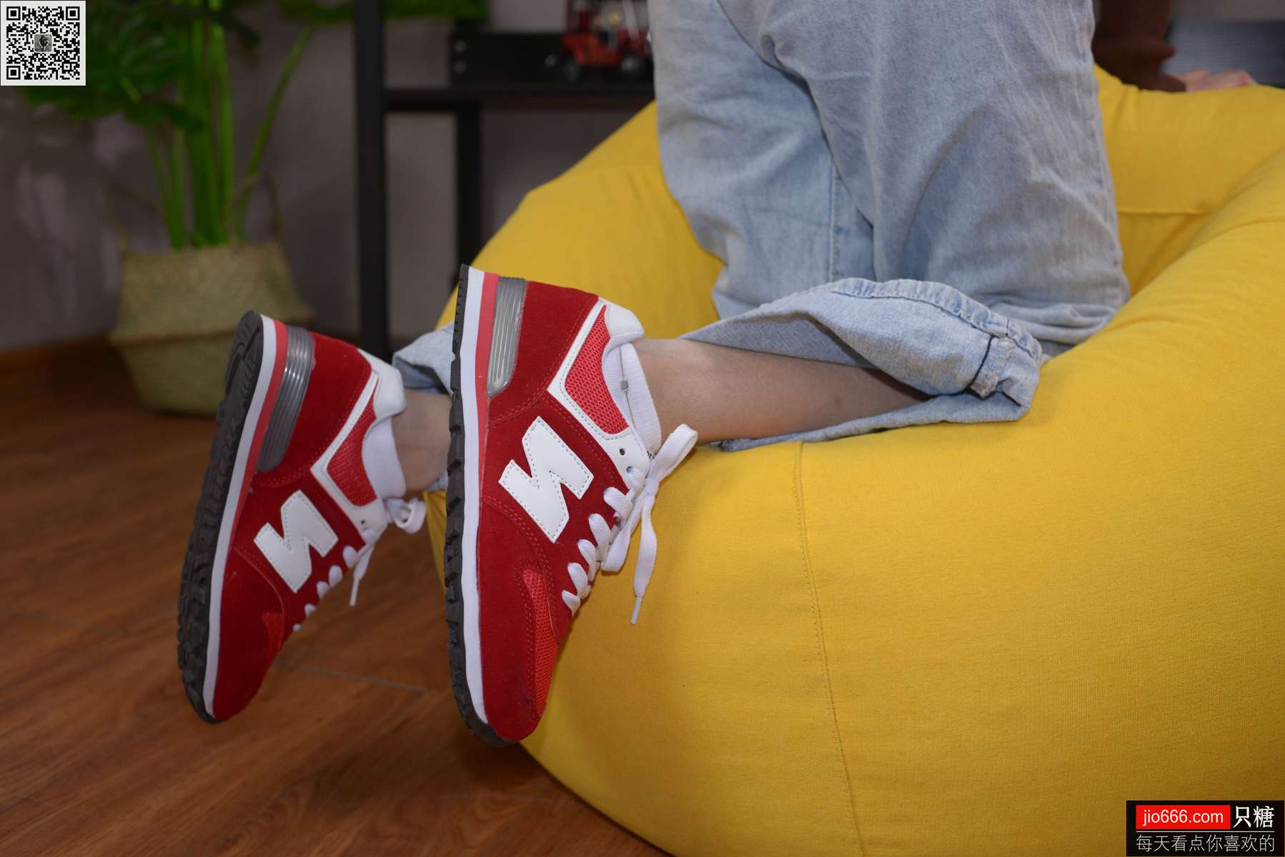 图片[85]-[只糖棉袜] NO.129 冬冬 红与白里的牛仔裤温暖时光 [258P] – 速更版-美库