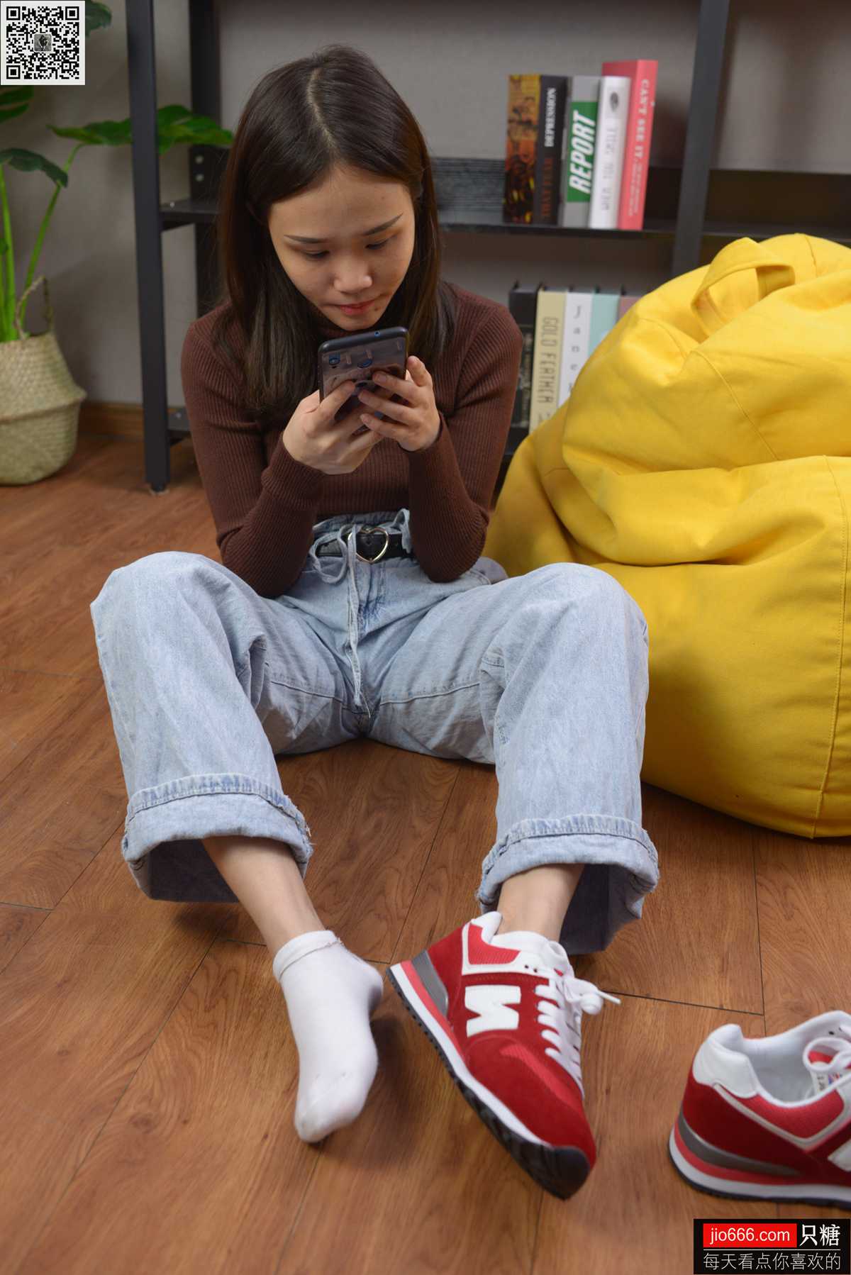 图片[223]-[只糖棉袜] NO.129 冬冬 红与白里的牛仔裤温暖时光 [258P] – 速更版-美库