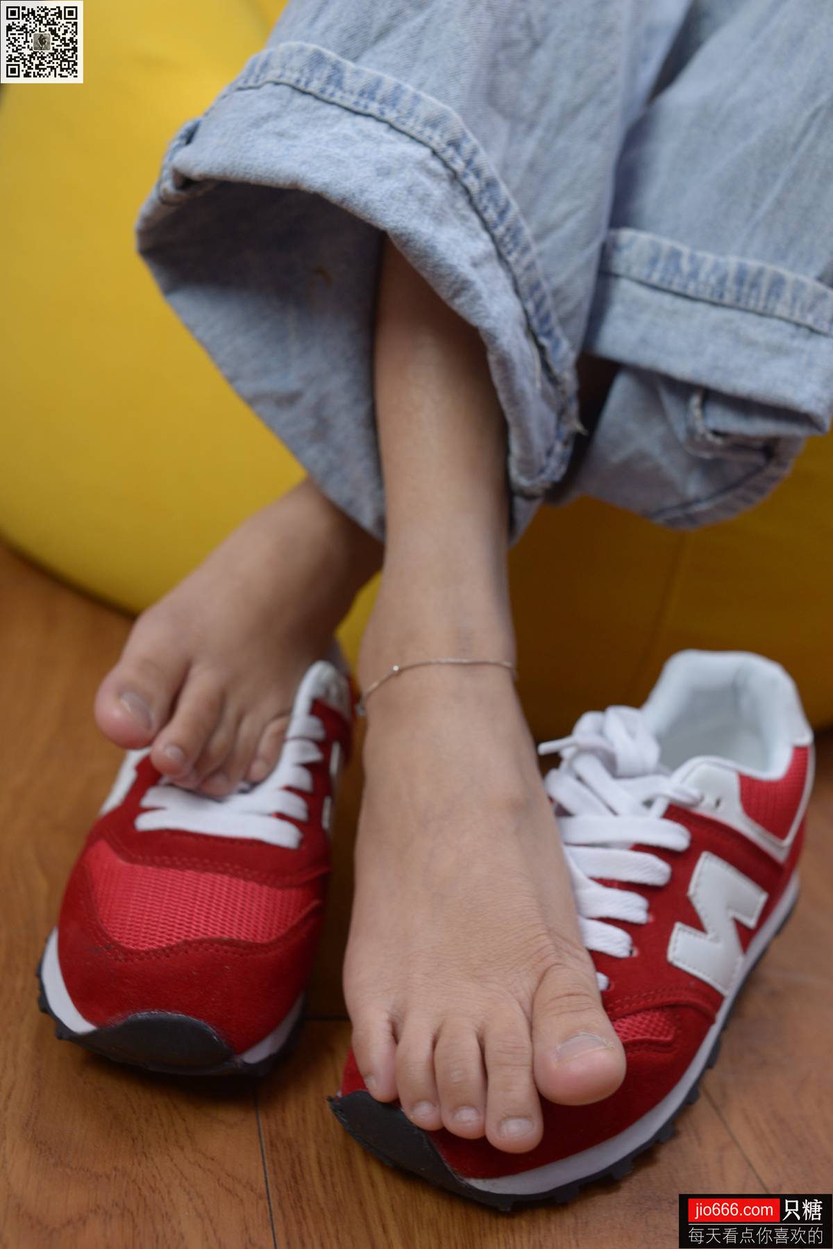 图片[13]-[只糖棉袜] NO.129 冬冬 红与白里的牛仔裤温暖时光 [258P] – 速更版-美库