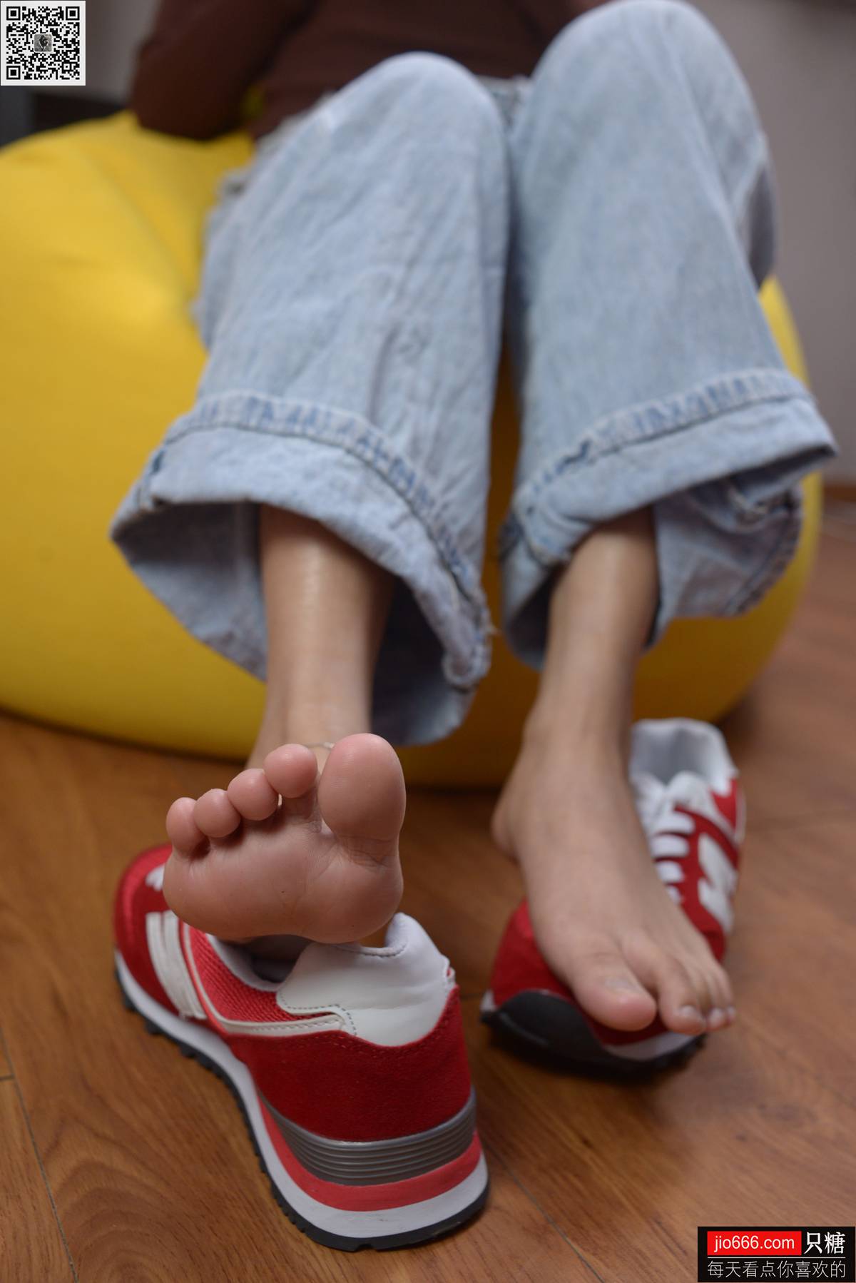 图片[224]-[只糖棉袜] NO.129 冬冬 红与白里的牛仔裤温暖时光 [258P] – 速更版-美库