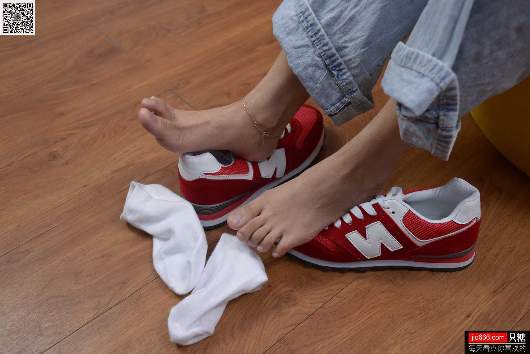 图片[220]-[只糖棉袜] NO.129 冬冬 红与白里的牛仔裤温暖时光 [258P] – 速更版-美库
