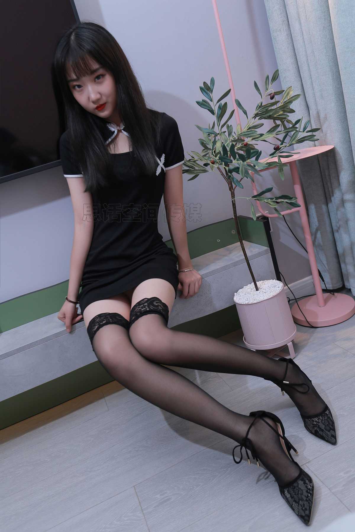 图片[50]-[SiHua思话]SH186 露露 黑色旗袍的脚尖Y惑[50P] – 速更版-美库