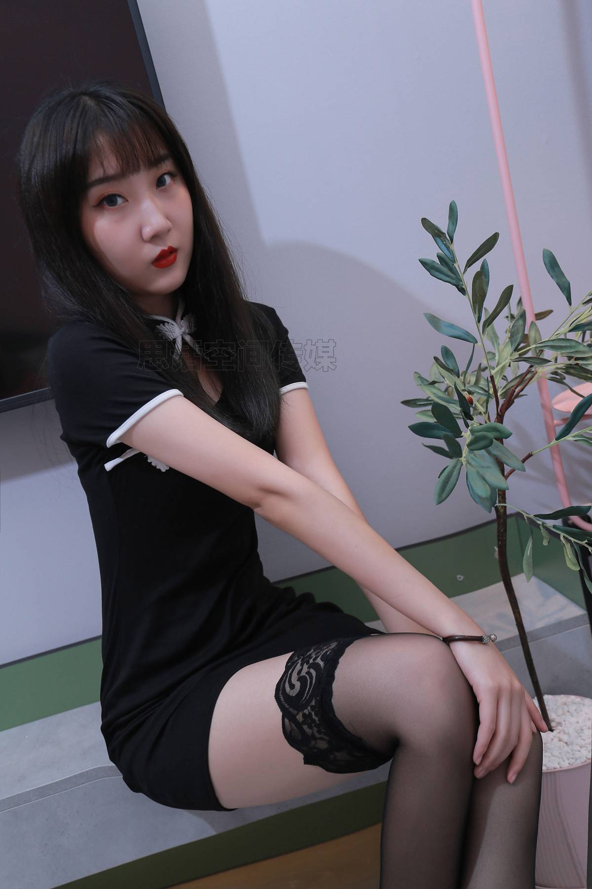 图片[13]-[SiHua思话]SH186 露露 黑色旗袍的脚尖Y惑[50P] – 速更版-美库