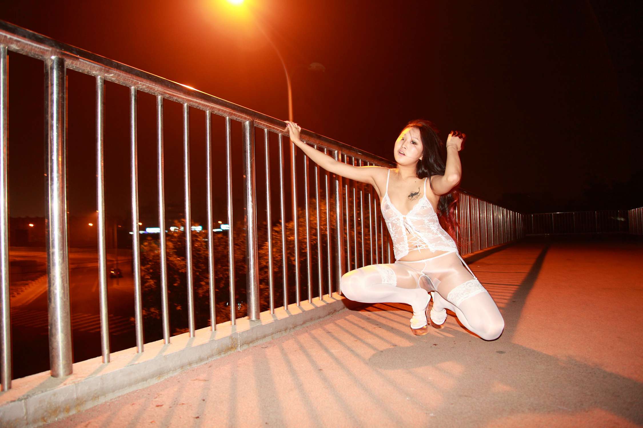 图片[38]-[AISS爱丝]写真 NO.009 夜景外拍白色连体丝袜[73P] – 速更版-美库