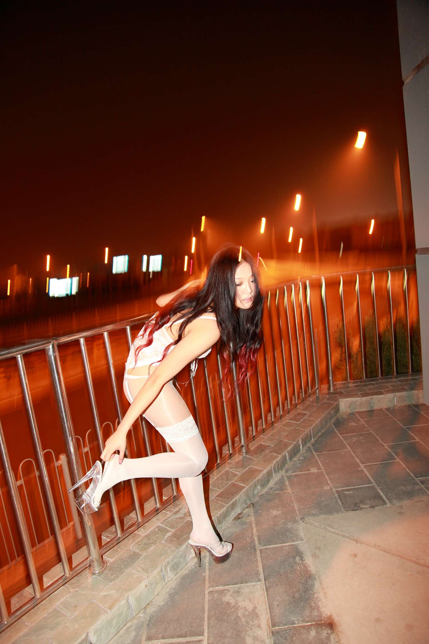 图片[63]-[AISS爱丝]写真 NO.009 夜景外拍白色连体丝袜[73P] – 速更版-美库