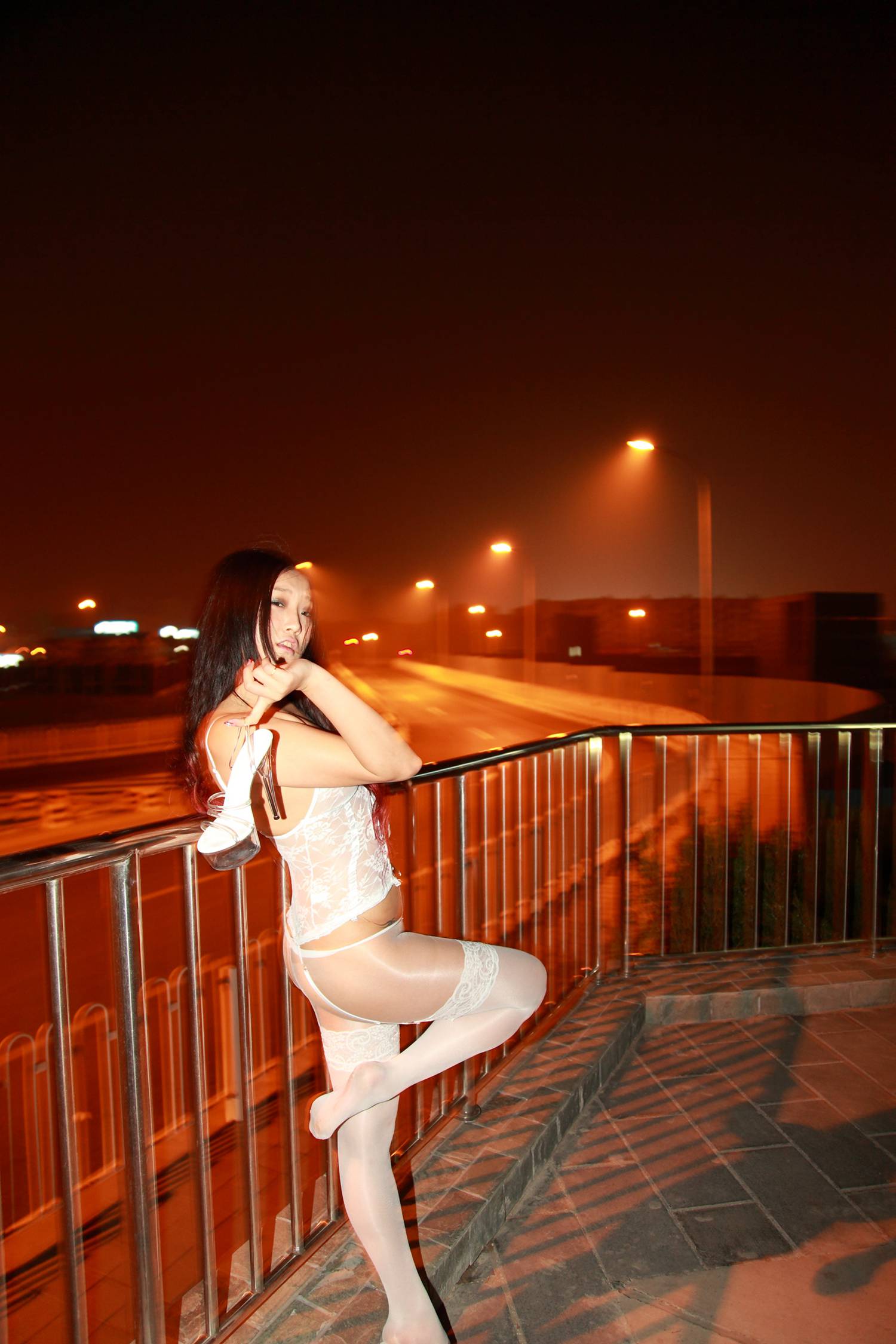 图片[64]-[AISS爱丝]写真 NO.009 夜景外拍白色连体丝袜[73P] – 速更版-美库