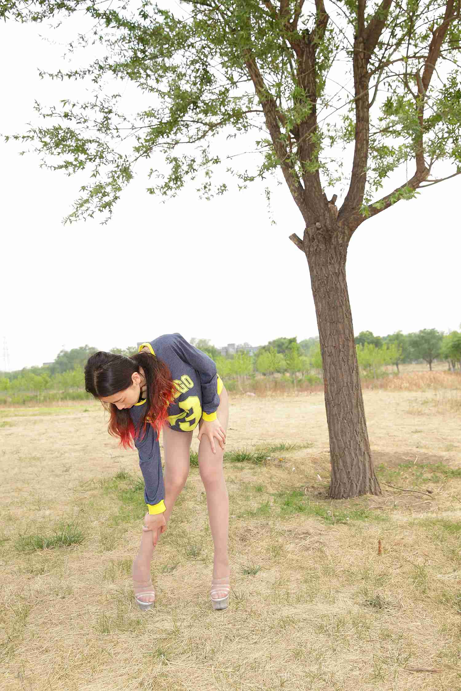 图片[111]-[AISS爱丝]写真 NO.017 树下，你会为我的天衣无缝所迷倒吗？[132P] – 速更版-美库