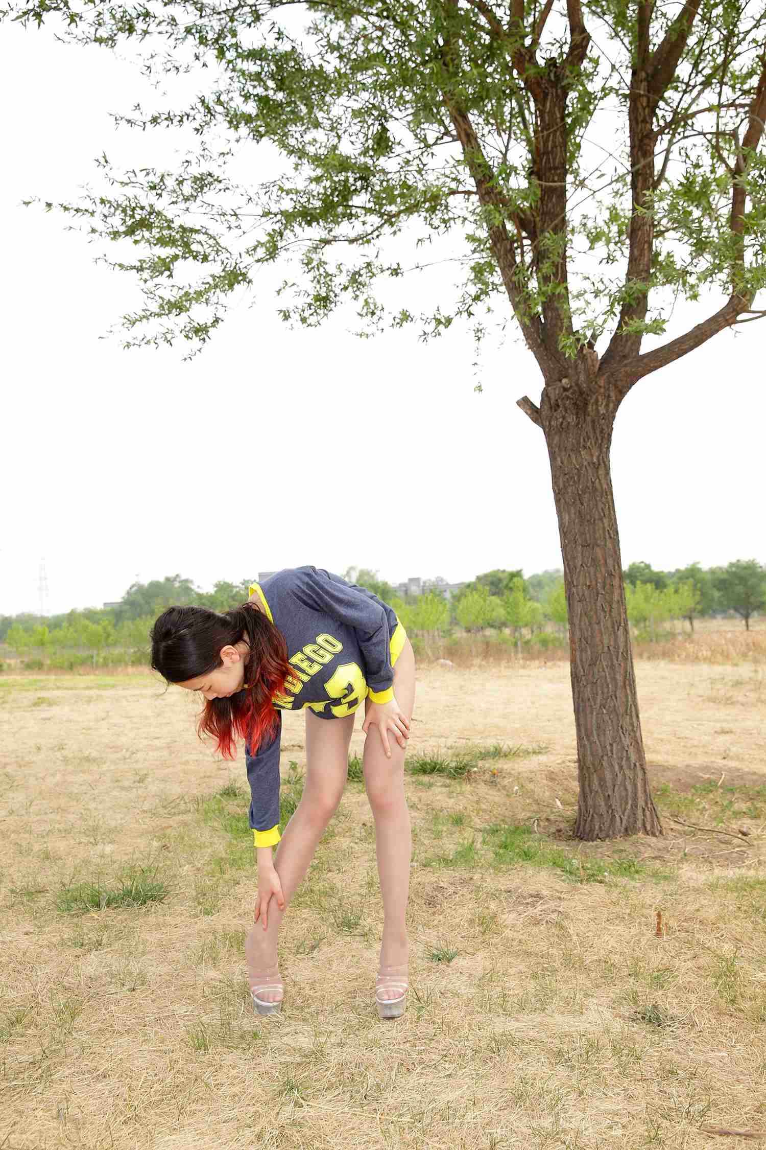 图片[112]-[AISS爱丝]写真 NO.017 树下，你会为我的天衣无缝所迷倒吗？[132P] – 速更版-美库