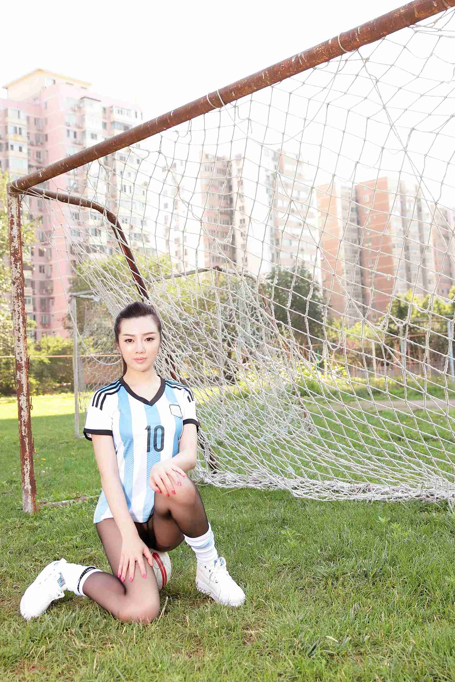 图片[52]-[AISS爱丝]写真 NO.022 绿茵场上，我只穿了黑丝[117P] – 速更版-美库