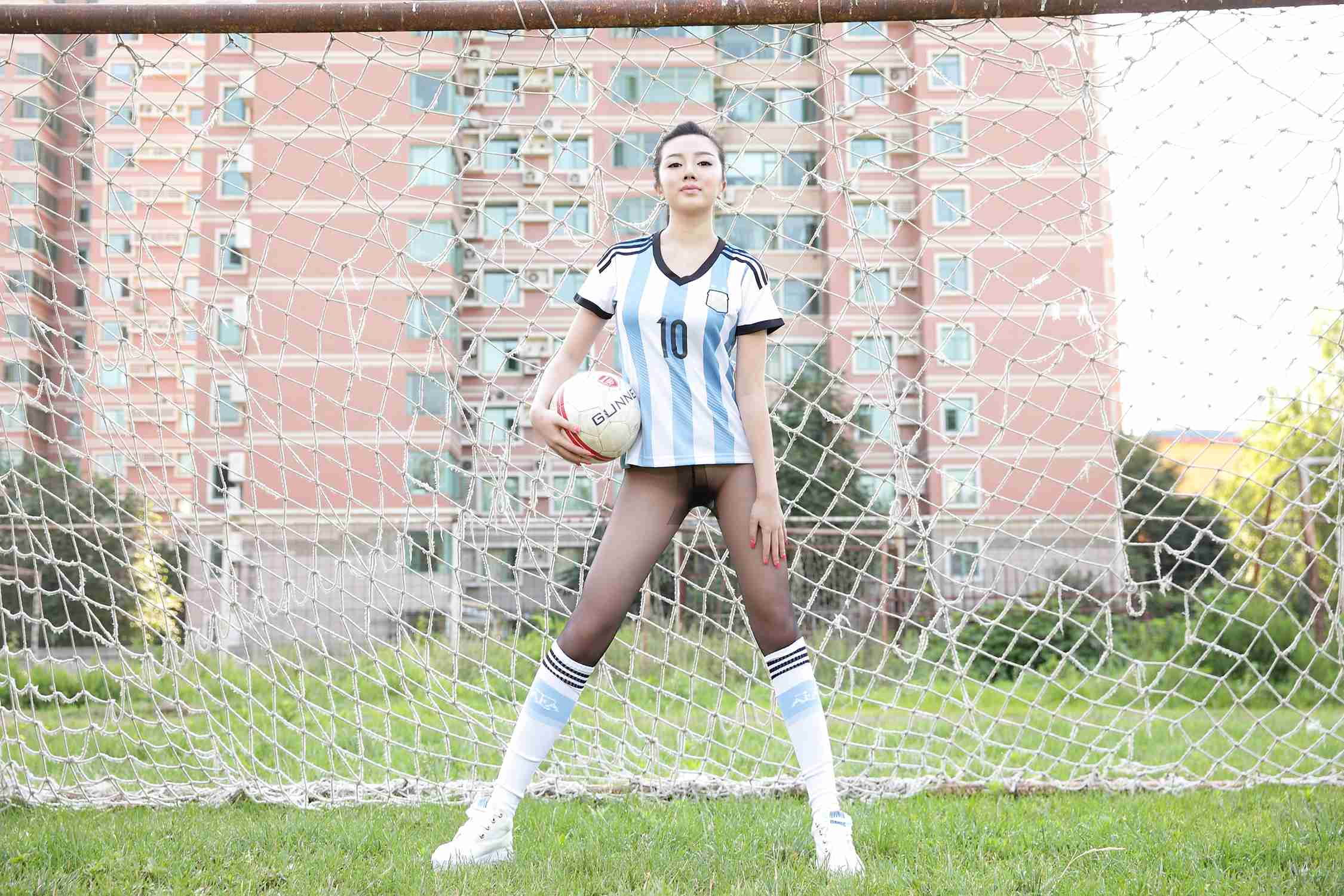 图片[98]-[AISS爱丝]写真 NO.022 绿茵场上，我只穿了黑丝[117P] – 速更版-美库