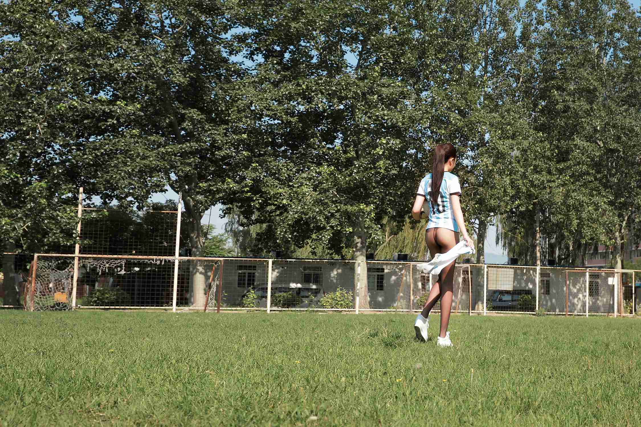 图片[107]-[AISS爱丝]写真 NO.022 绿茵场上，我只穿了黑丝[117P] – 速更版-美库