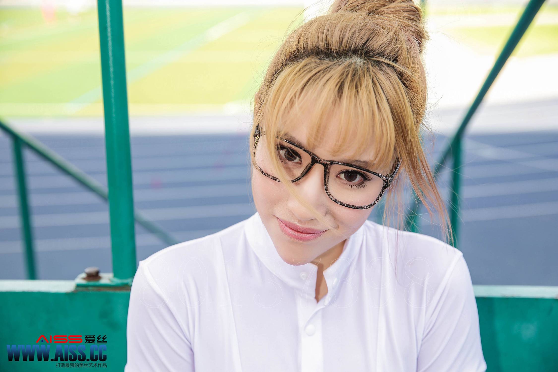 图片[38]-[AISS爱丝]写真 NO.065 操场上的直穿少女[80P] – 速更版-美库