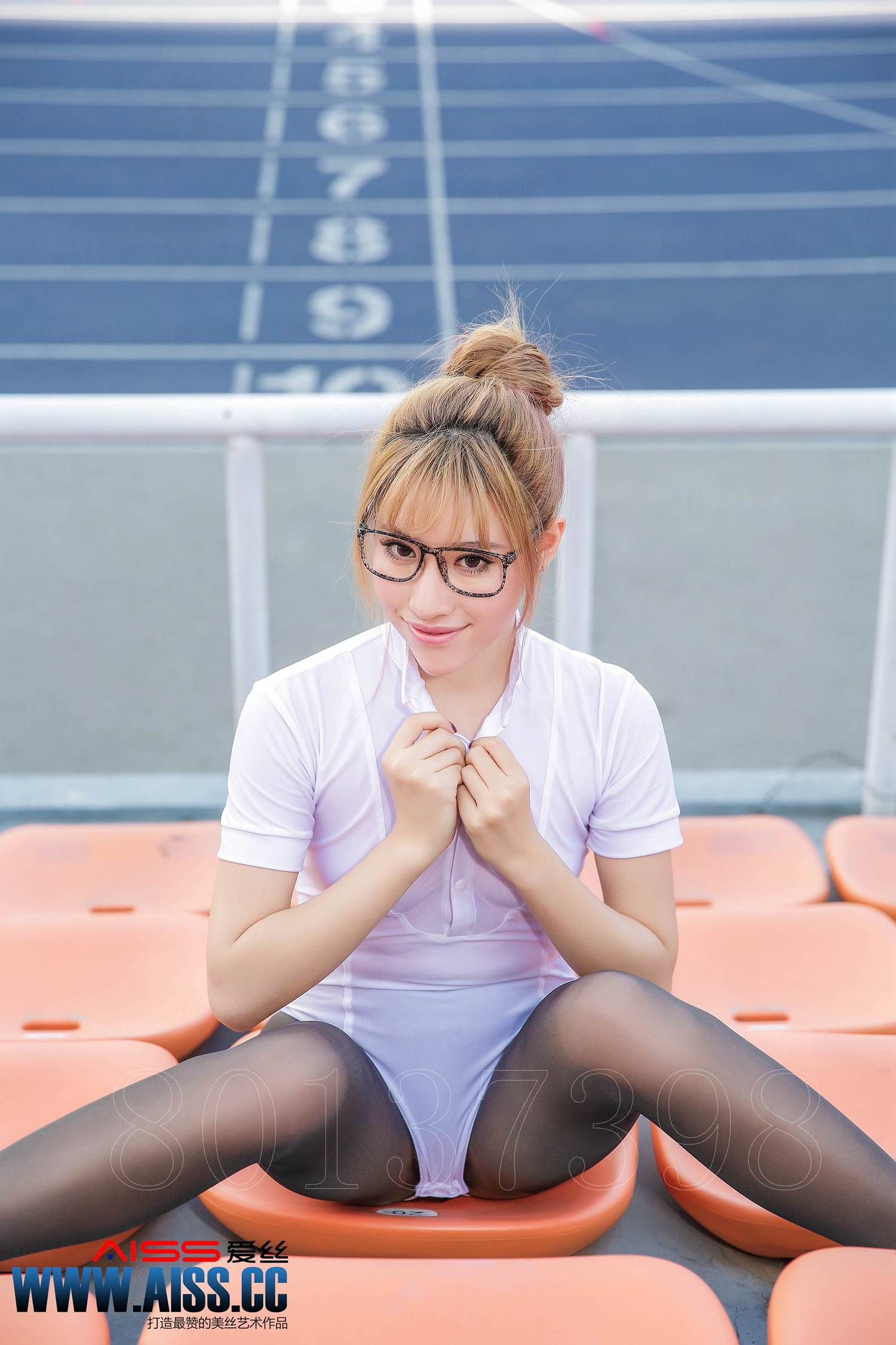 图片[54]-[AISS爱丝]写真 NO.065 操场上的直穿少女[80P] – 速更版-美库