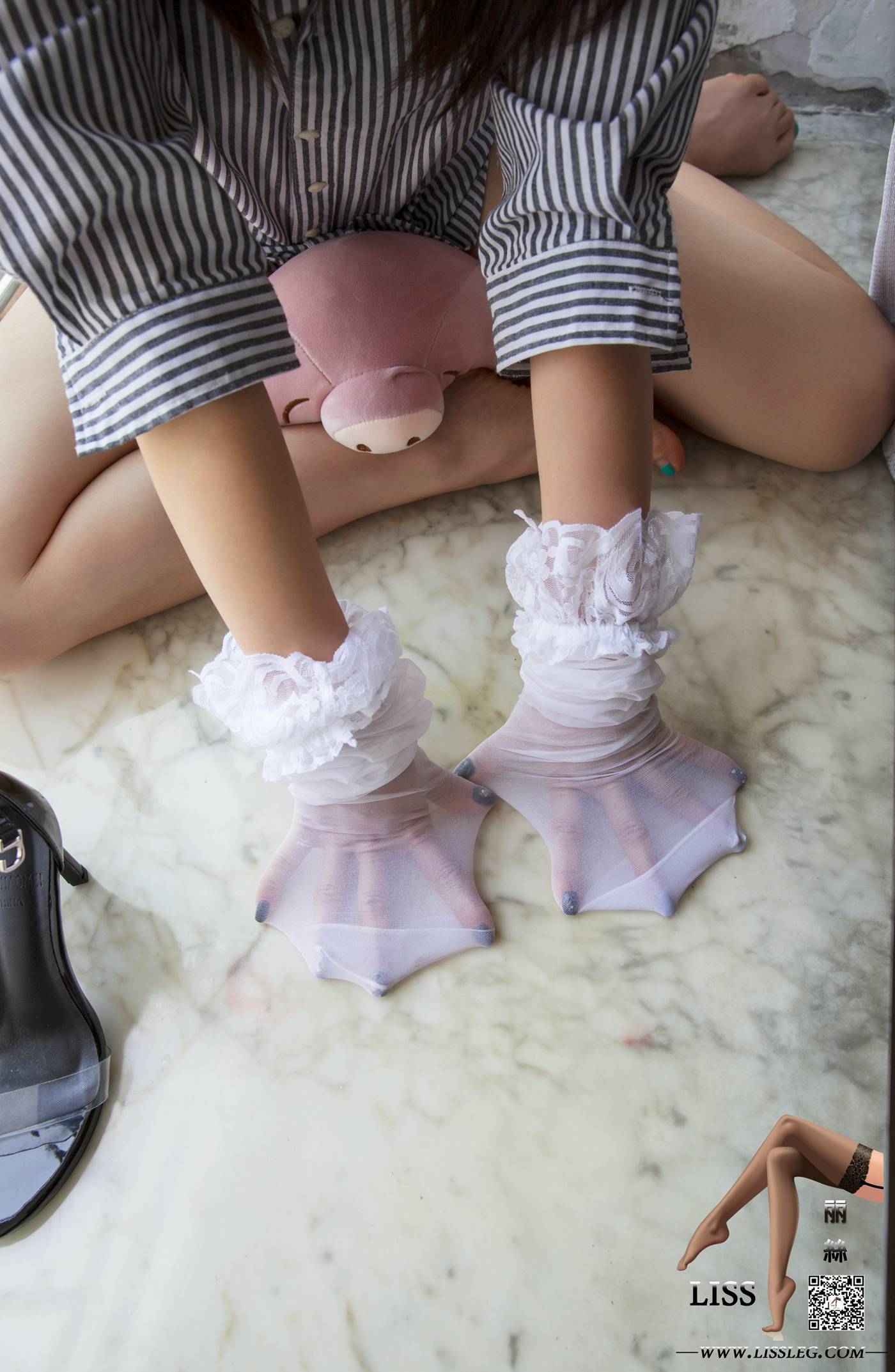 图片[28]-[LISS丽丝映像]NO.009 莎莎小姐 情蜜玉足 白蕾丝筒袜与超薄肉丝[91P] – 速更版-美库