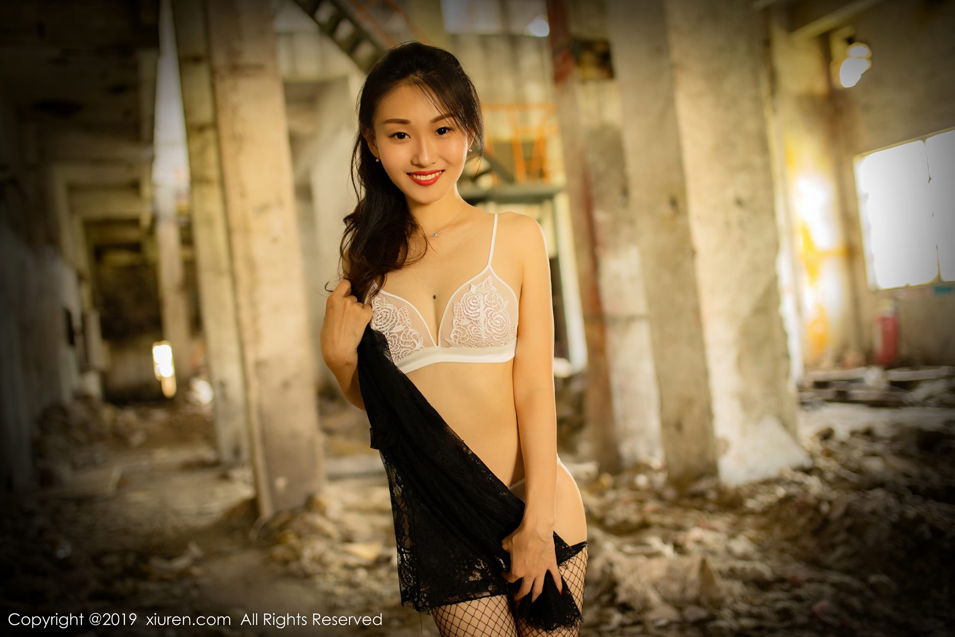 图片[17]-[Xiuren秀人网]XR20190702N01528 2019.07.02 NO.1528 黑丝性感诱人的户外车拍 狐小妖Baby[43+1P] – 速更版-美库