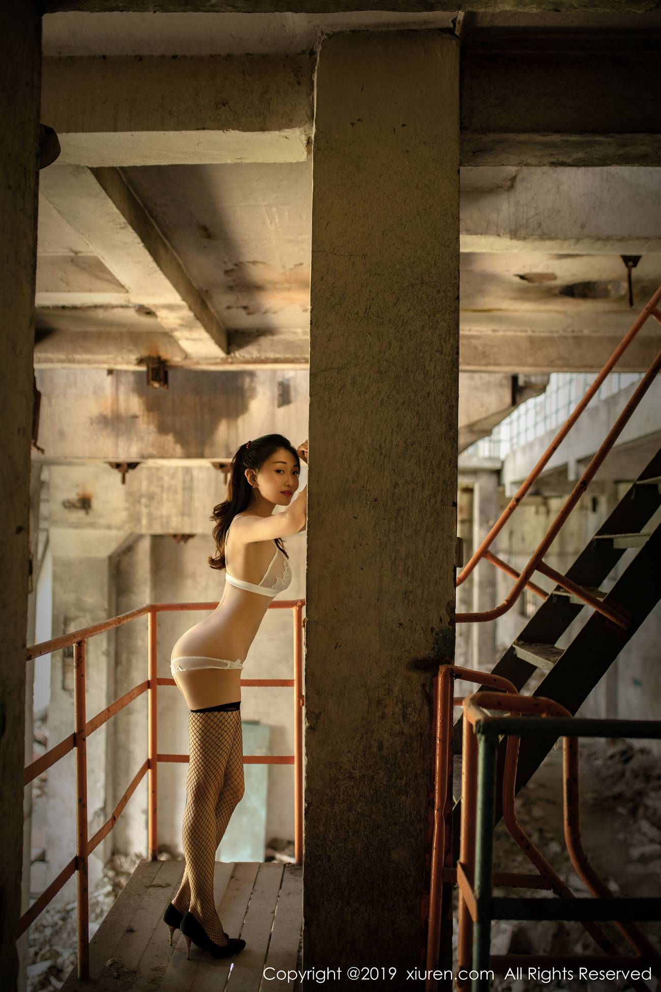 图片[45]-[Xiuren秀人网]XR20190702N01528 2019.07.02 NO.1528 黑丝性感诱人的户外车拍 狐小妖Baby[43+1P] – 速更版-美库