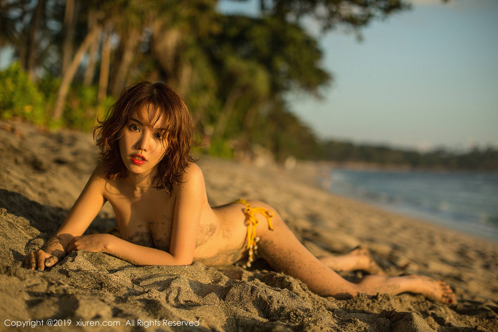 图片[48]-[Xiuren秀人网]XR20190716N01551 2019.07.16 NO.1551 金色的比基尼搭配下婀娜身段淋漓尽显 黄楽然[55+1P] – 速更版-美库