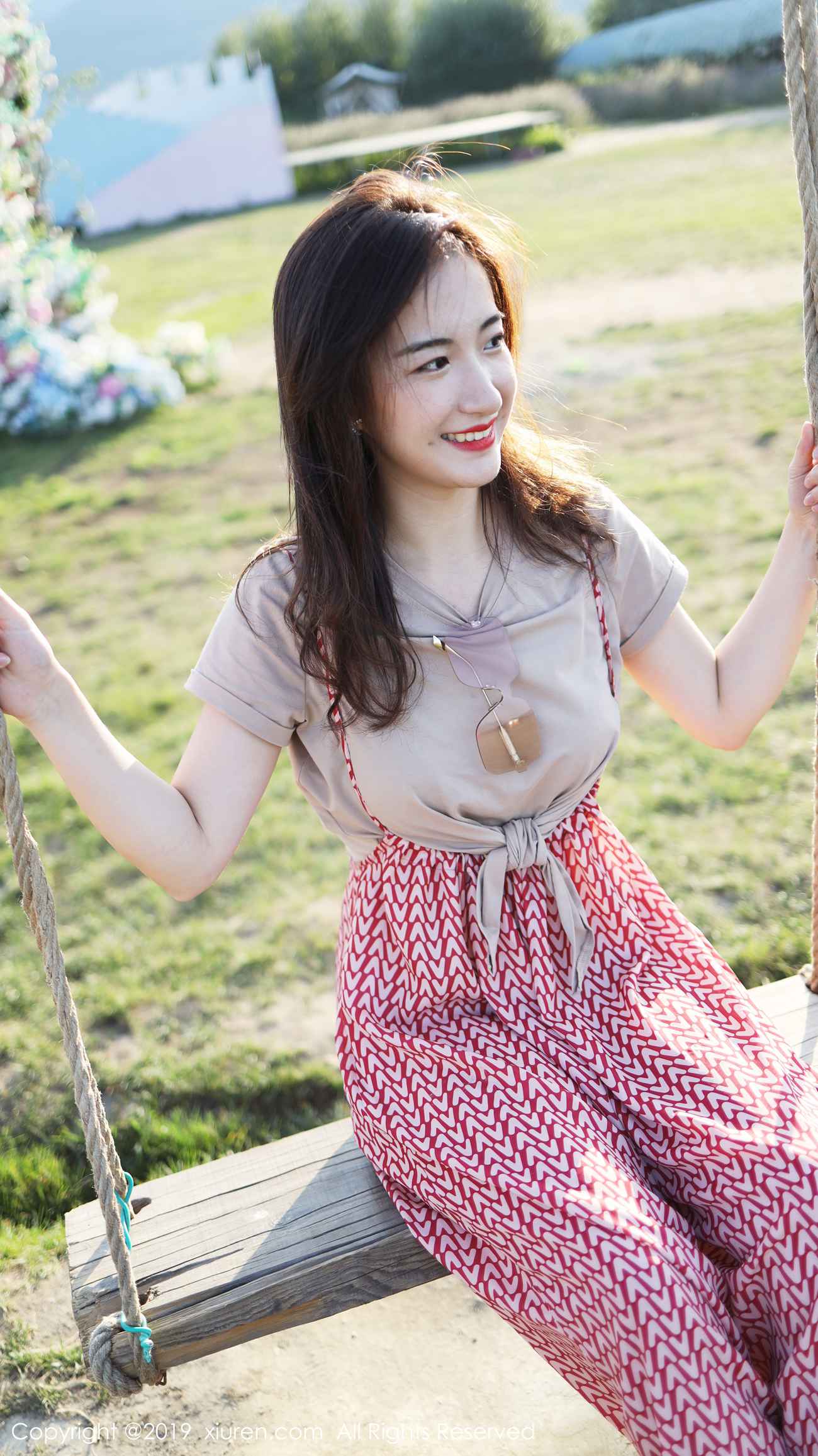 图片[32]-[Xiuren秀人网]XR20191011N01718 2019.10.11 NO.1718 室外清新甜美风格 艺儿拿铁[63+1P] – 速更版-美库