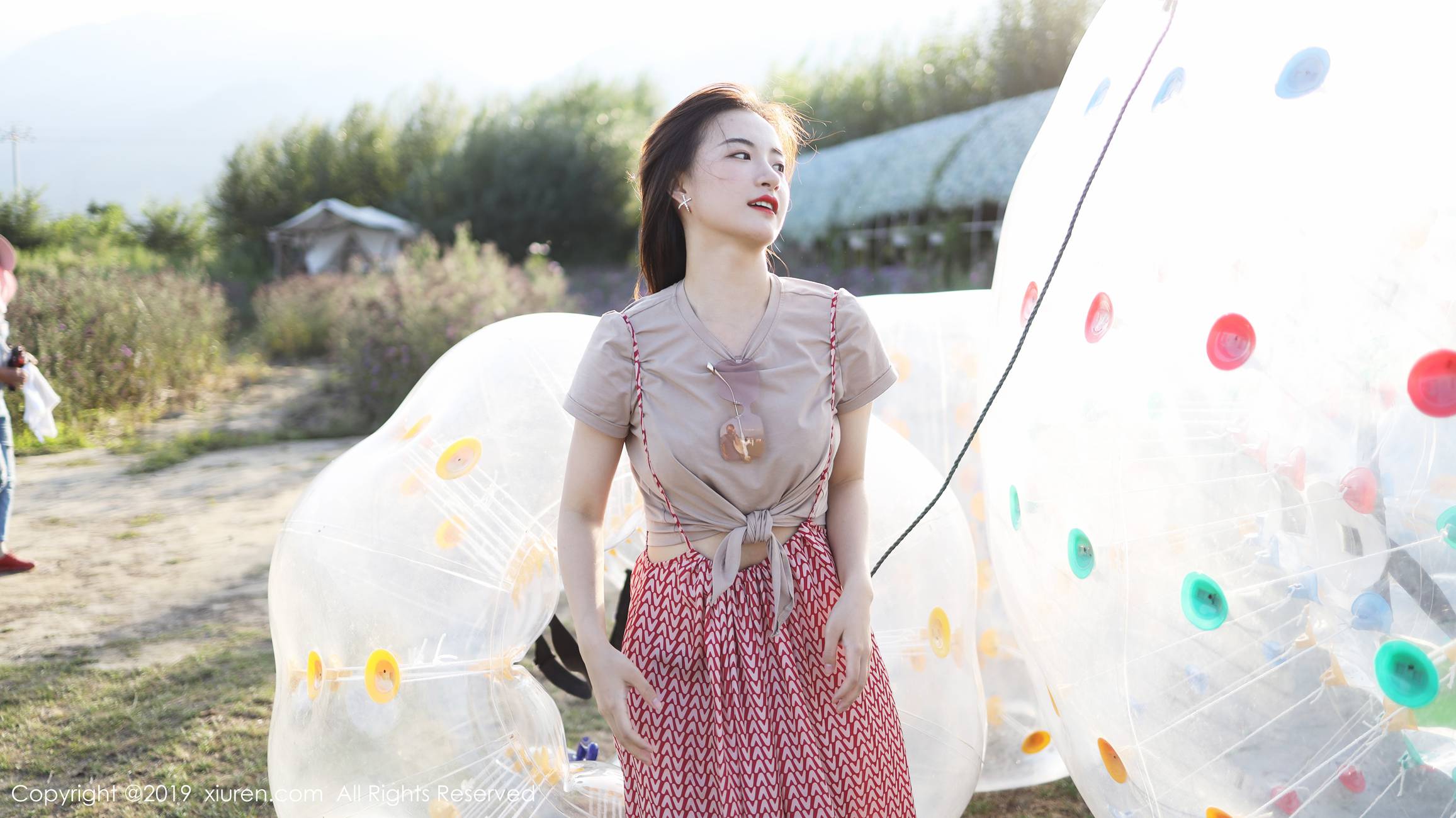 图片[43]-[Xiuren秀人网]XR20191011N01718 2019.10.11 NO.1718 室外清新甜美风格 艺儿拿铁[63+1P] – 速更版-美库