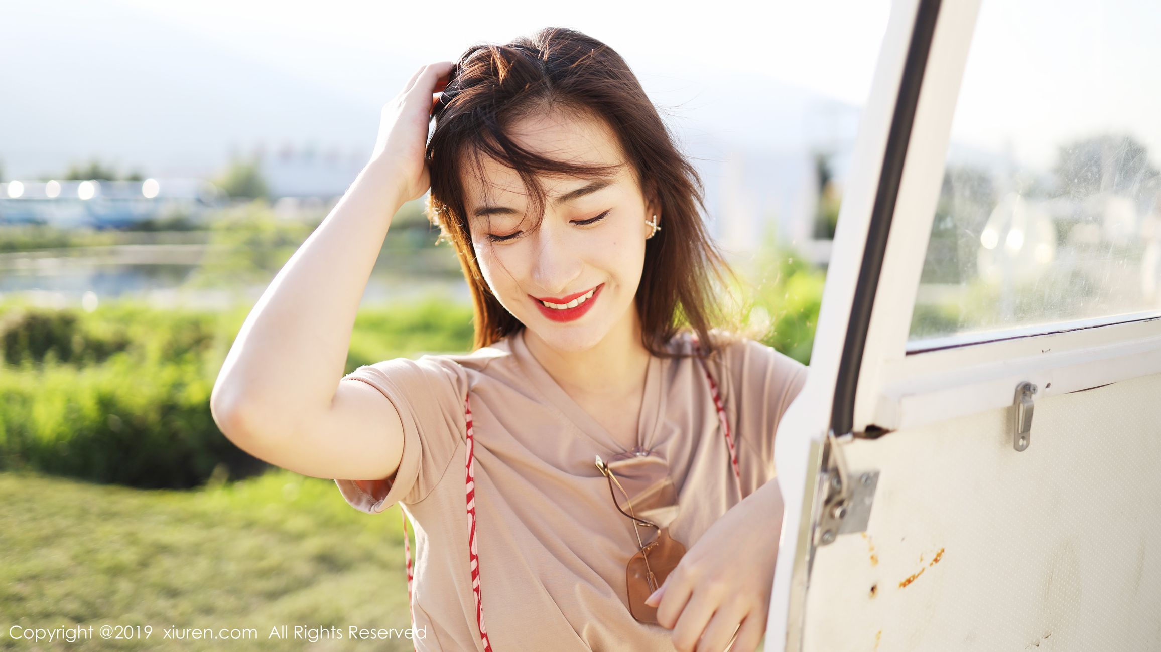 图片[45]-[Xiuren秀人网]XR20191011N01718 2019.10.11 NO.1718 室外清新甜美风格 艺儿拿铁[63+1P] – 速更版-美库