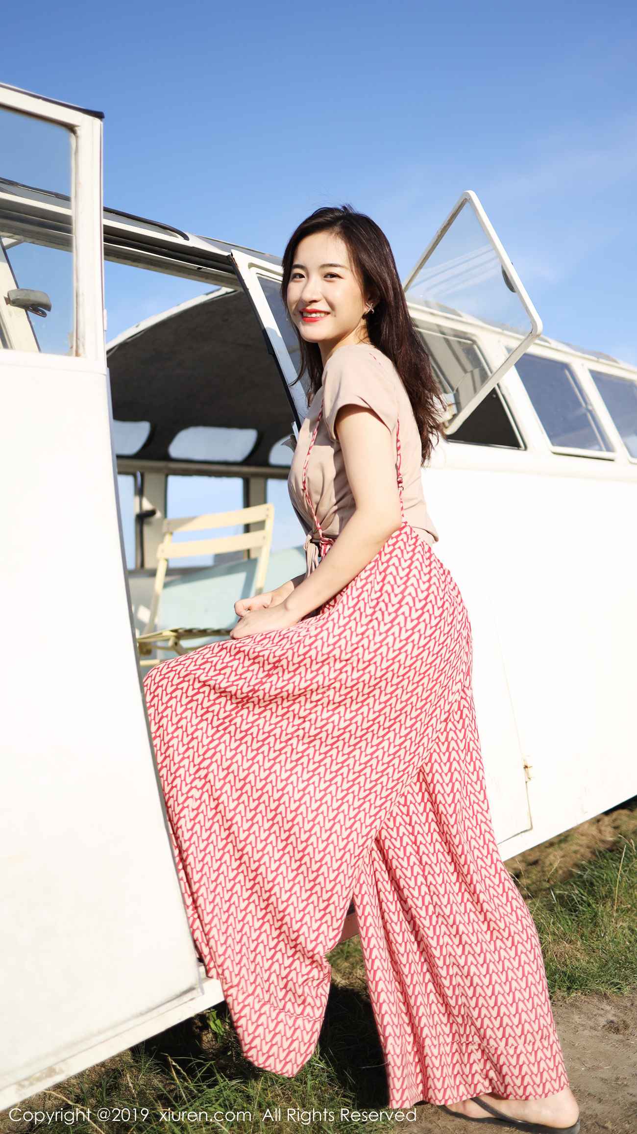 图片[48]-[Xiuren秀人网]XR20191011N01718 2019.10.11 NO.1718 室外清新甜美风格 艺儿拿铁[63+1P] – 速更版-美库