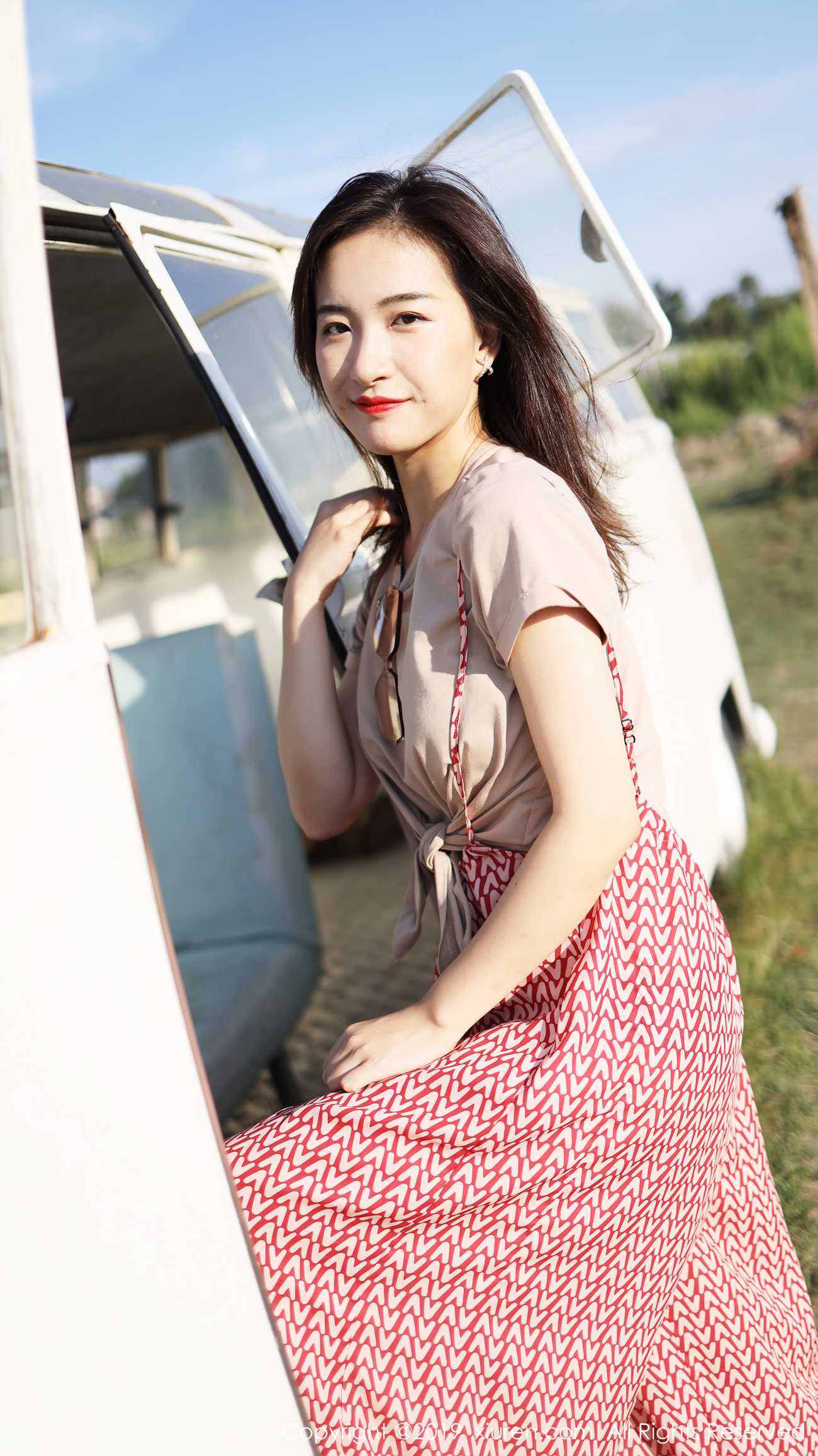 图片[50]-[Xiuren秀人网]XR20191011N01718 2019.10.11 NO.1718 室外清新甜美风格 艺儿拿铁[63+1P] – 速更版-美库