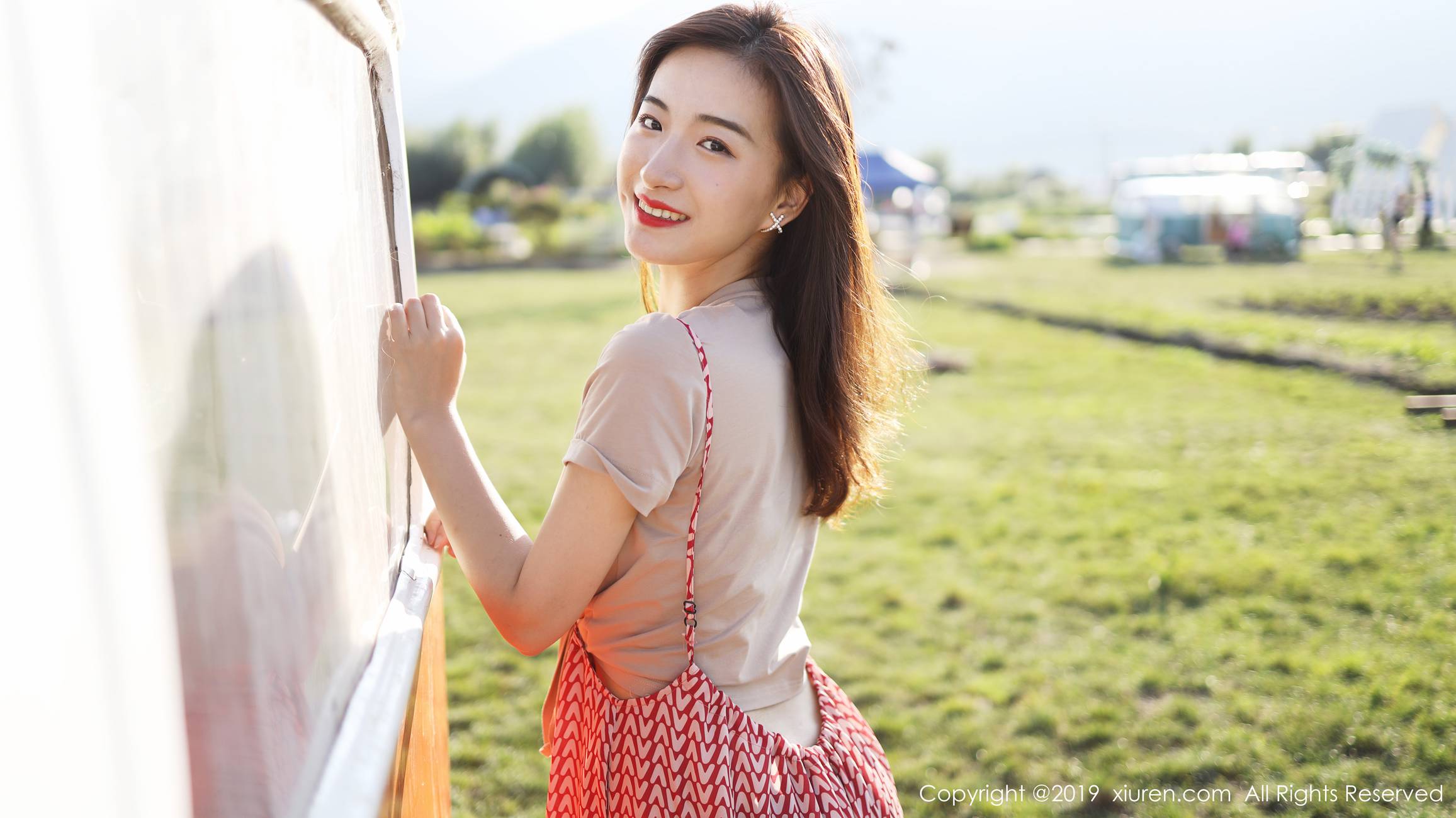 图片[58]-[Xiuren秀人网]XR20191011N01718 2019.10.11 NO.1718 室外清新甜美风格 艺儿拿铁[63+1P] – 速更版-美库