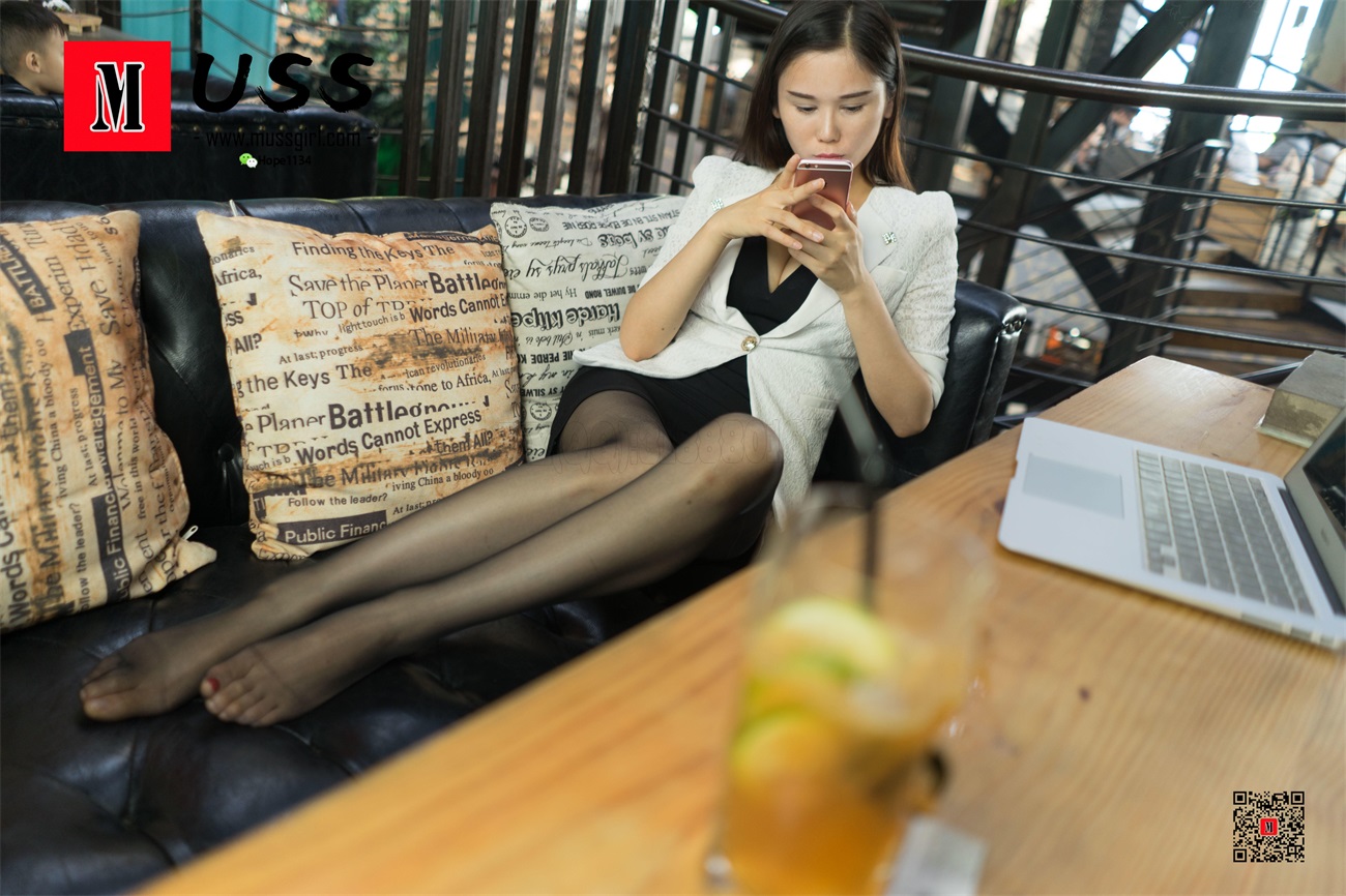 图片[77]-[MussGirl慕丝女郎]NO.065 慵懒的躺在咖啡厅玩手机[93P] – 速更版-美库