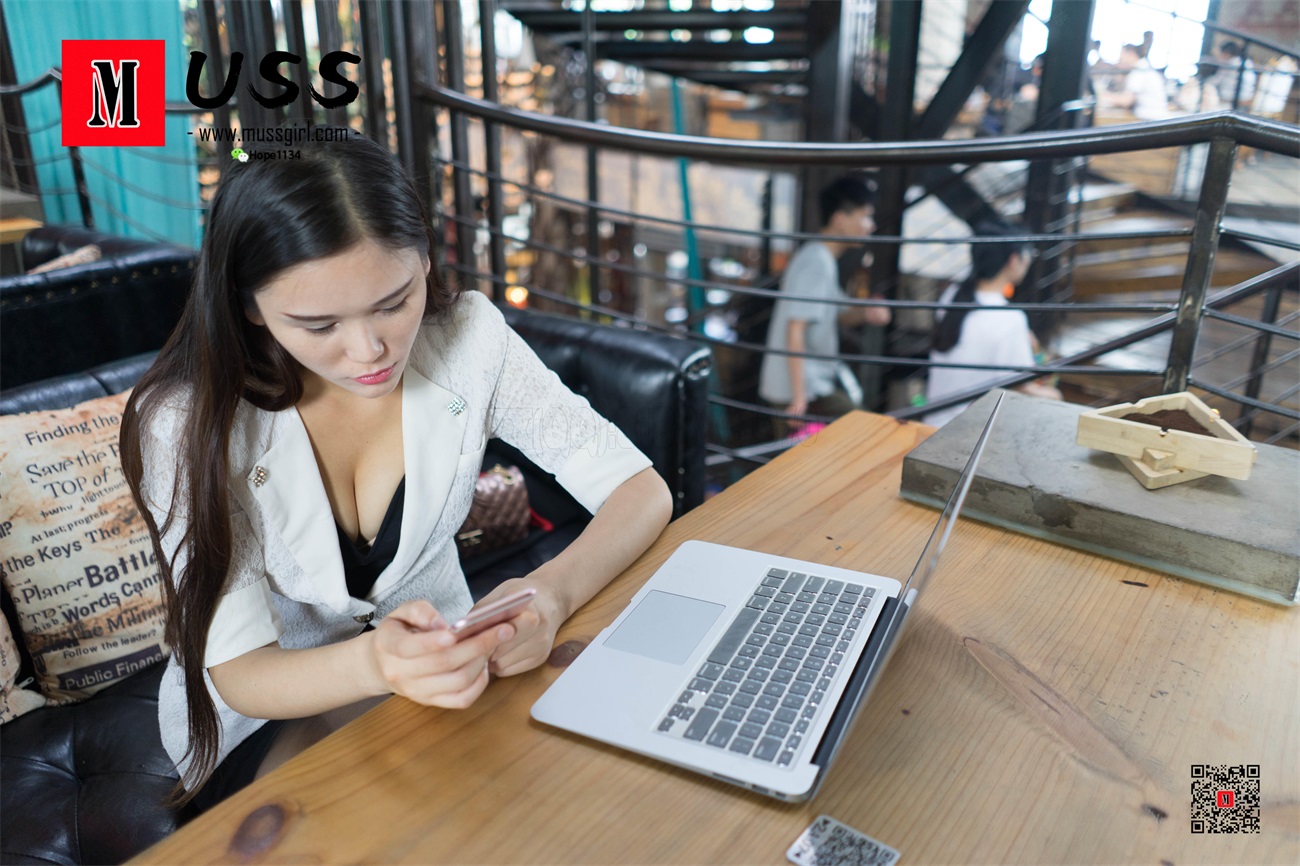 图片[90]-[MussGirl慕丝女郎]NO.065 慵懒的躺在咖啡厅玩手机[93P] – 速更版-美库