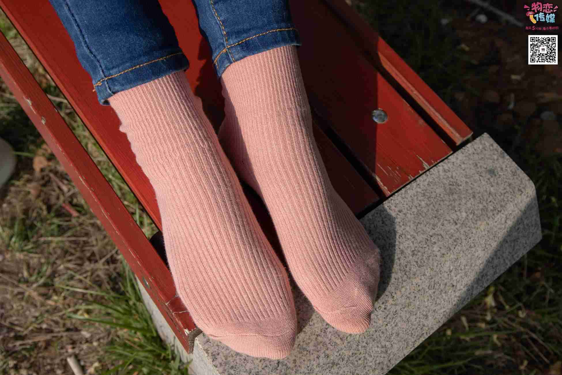 图片[120]-物恋传媒 No.012 娇小型小萝莉哦,猜猜我多大呢,小白板鞋搭配粉色棉袜 [124P] – 速更版-美库