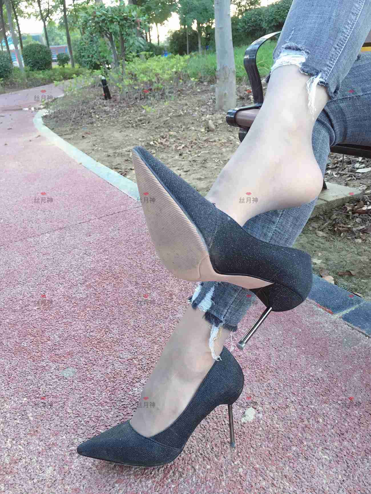图片[32]-丝月神 014 牛仔裤里咖色筒袜凉鞋[96P] – 速更版-美库