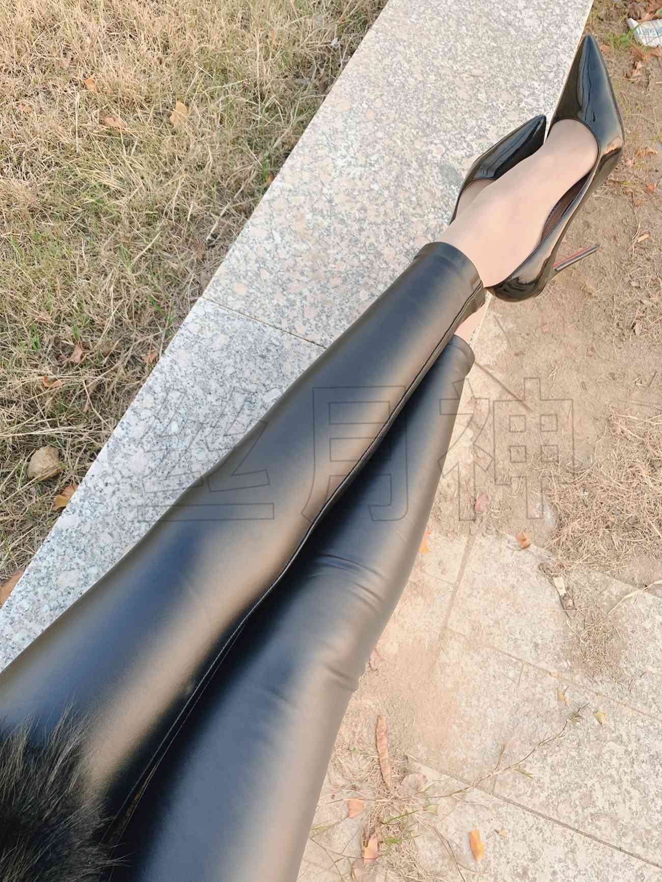 图片[11]-丝月神 016 外拍皮裤肉丝漆皮黑高跟[57P] – 速更版-美库