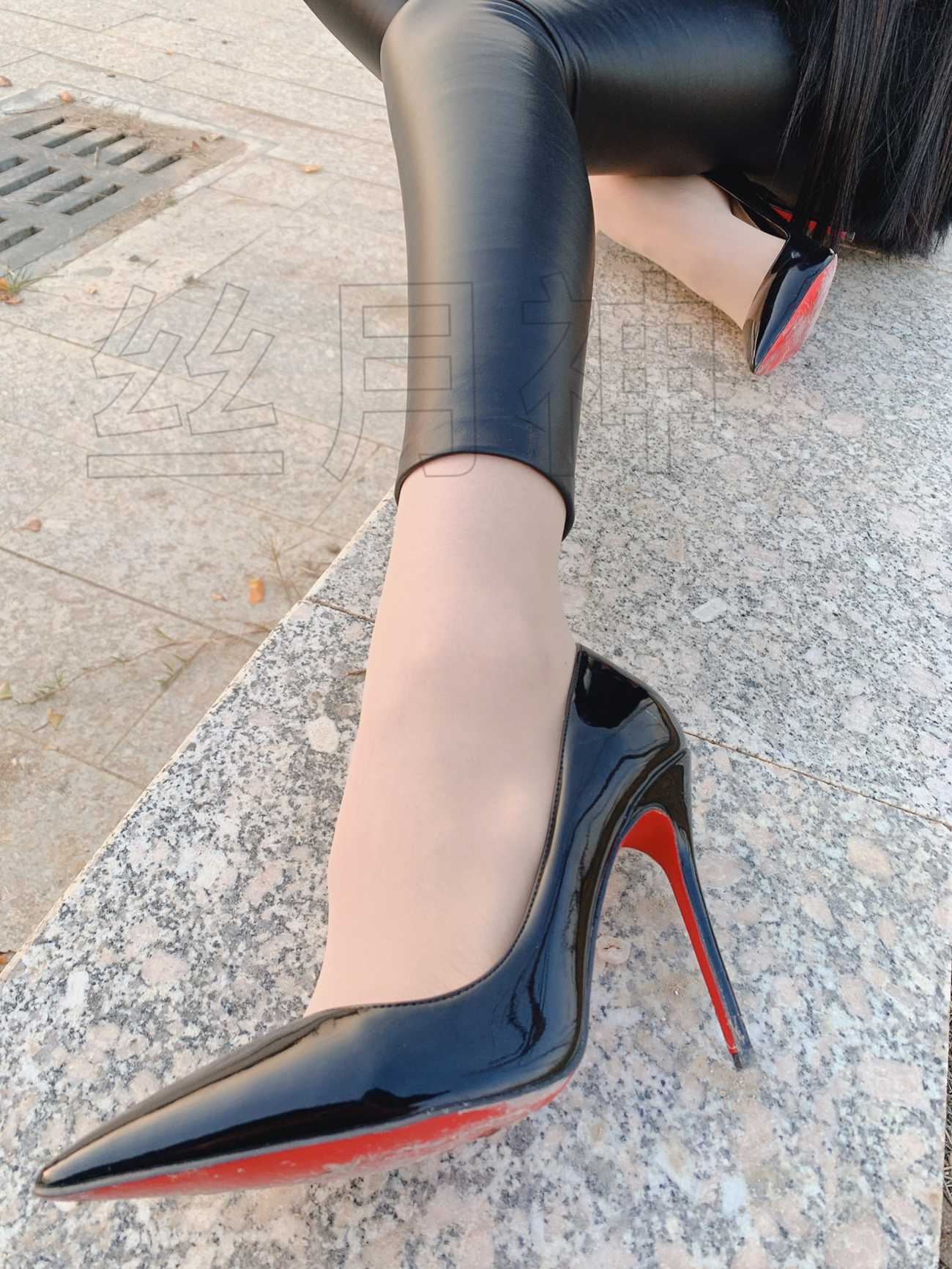 图片[13]-丝月神 016 外拍皮裤肉丝漆皮黑高跟[57P] – 速更版-美库