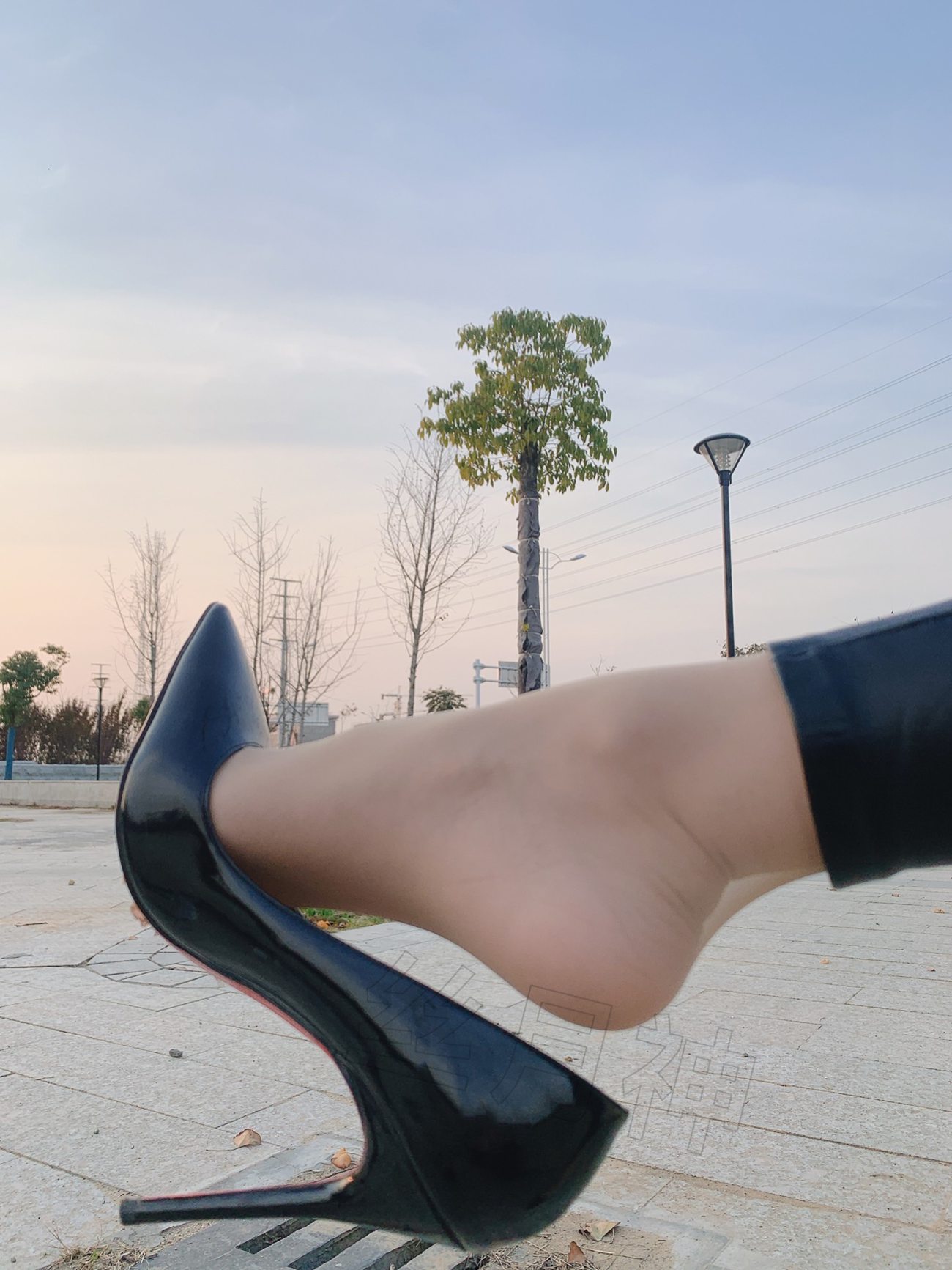 图片[18]-丝月神 016 外拍皮裤肉丝漆皮黑高跟[57P] – 速更版-美库