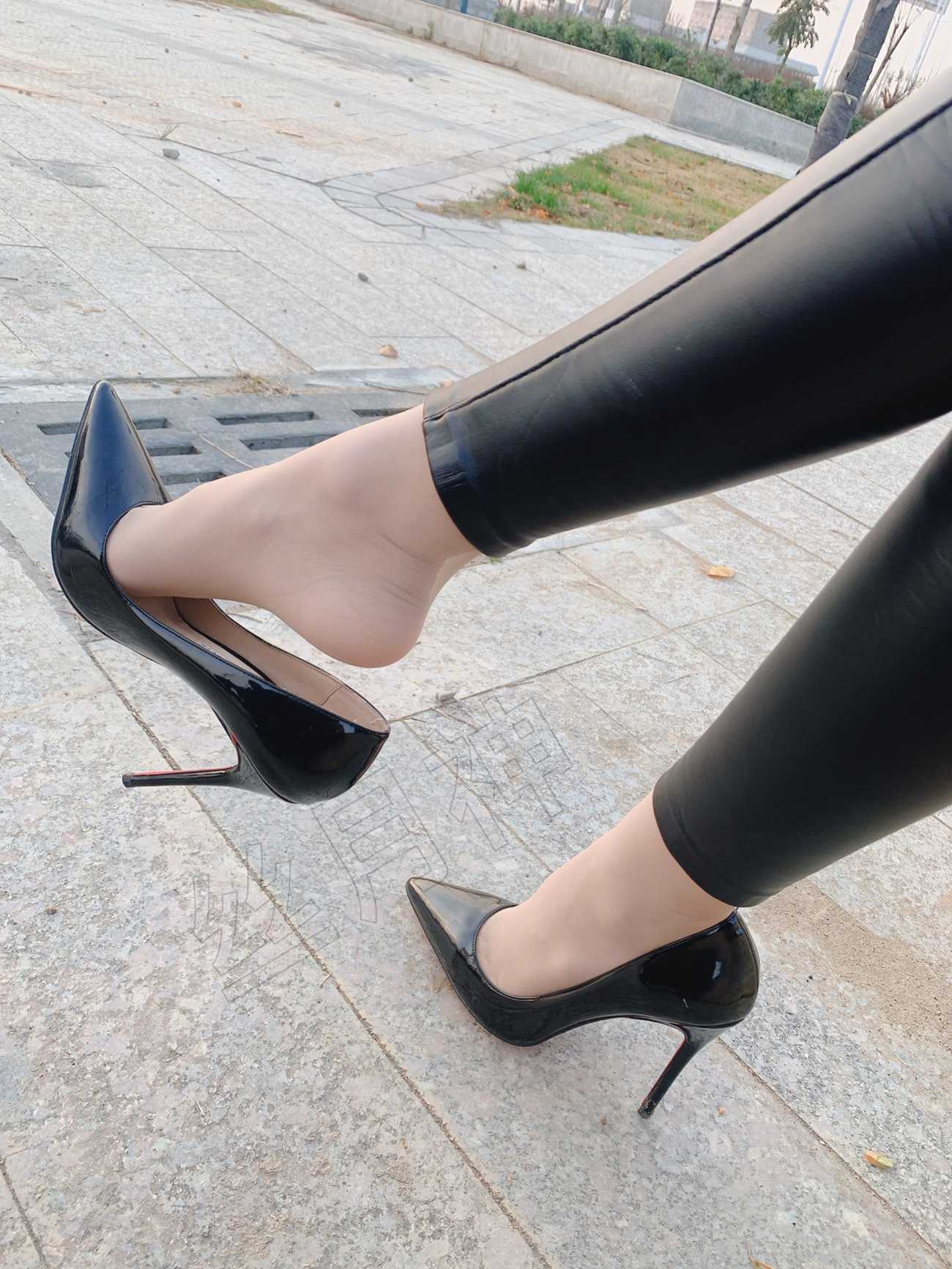 图片[21]-丝月神 016 外拍皮裤肉丝漆皮黑高跟[57P] – 速更版-美库