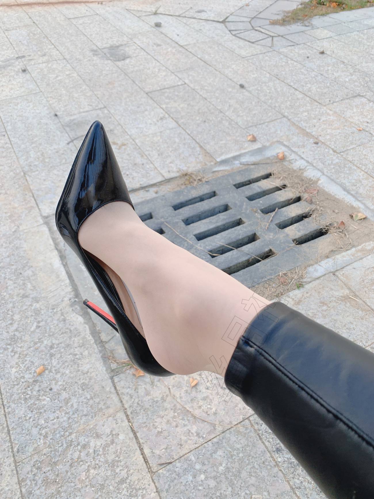 图片[23]-丝月神 016 外拍皮裤肉丝漆皮黑高跟[57P] – 速更版-美库