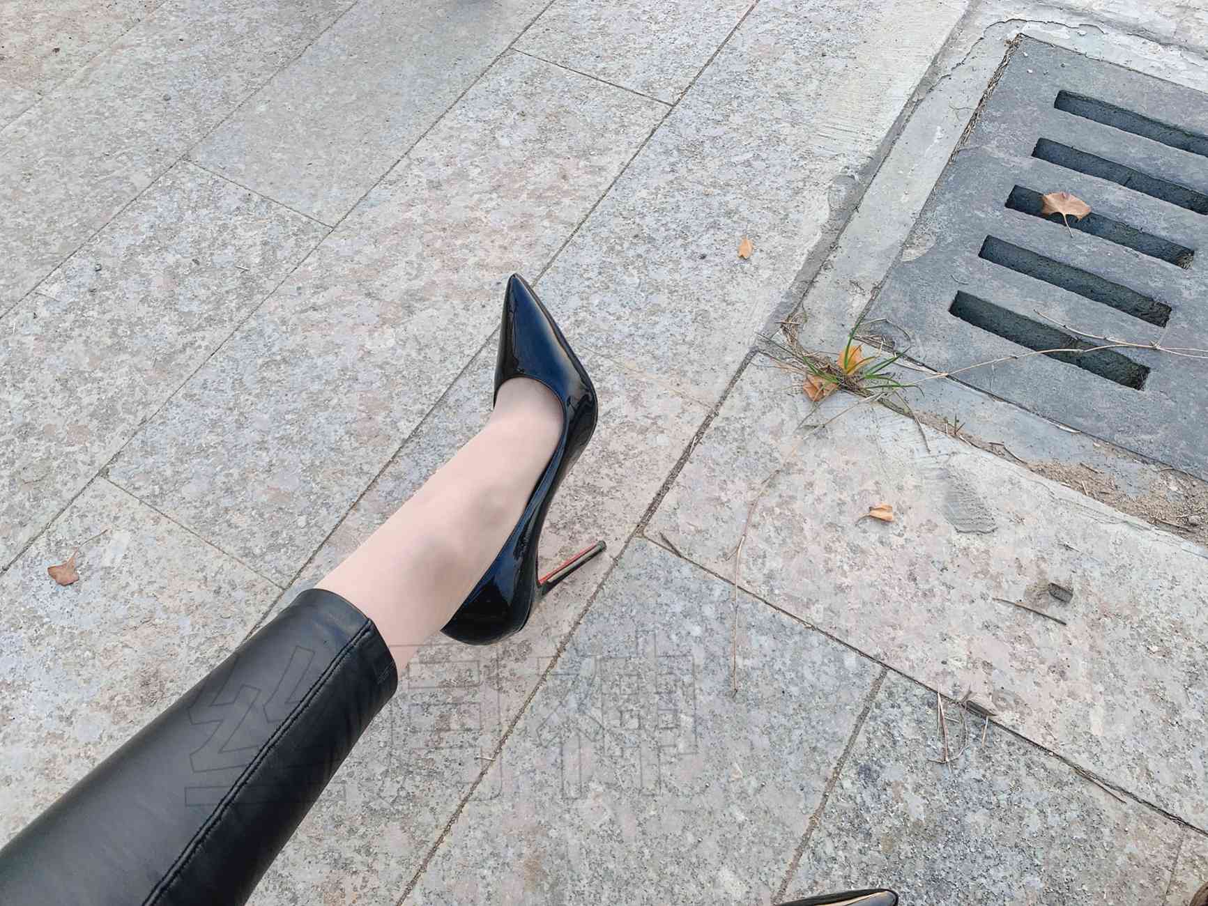 图片[25]-丝月神 016 外拍皮裤肉丝漆皮黑高跟[57P] – 速更版-美库