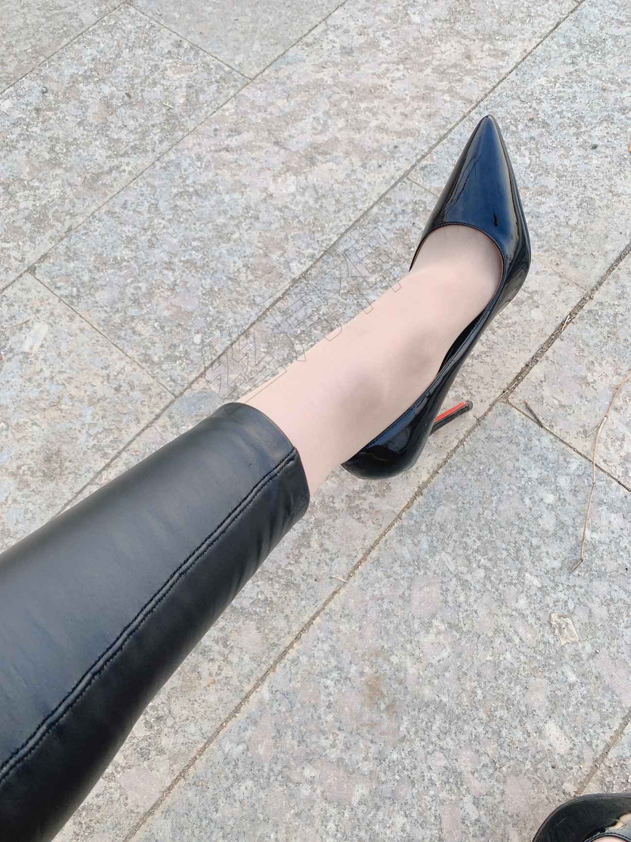 图片[26]-丝月神 016 外拍皮裤肉丝漆皮黑高跟[57P] – 速更版-美库