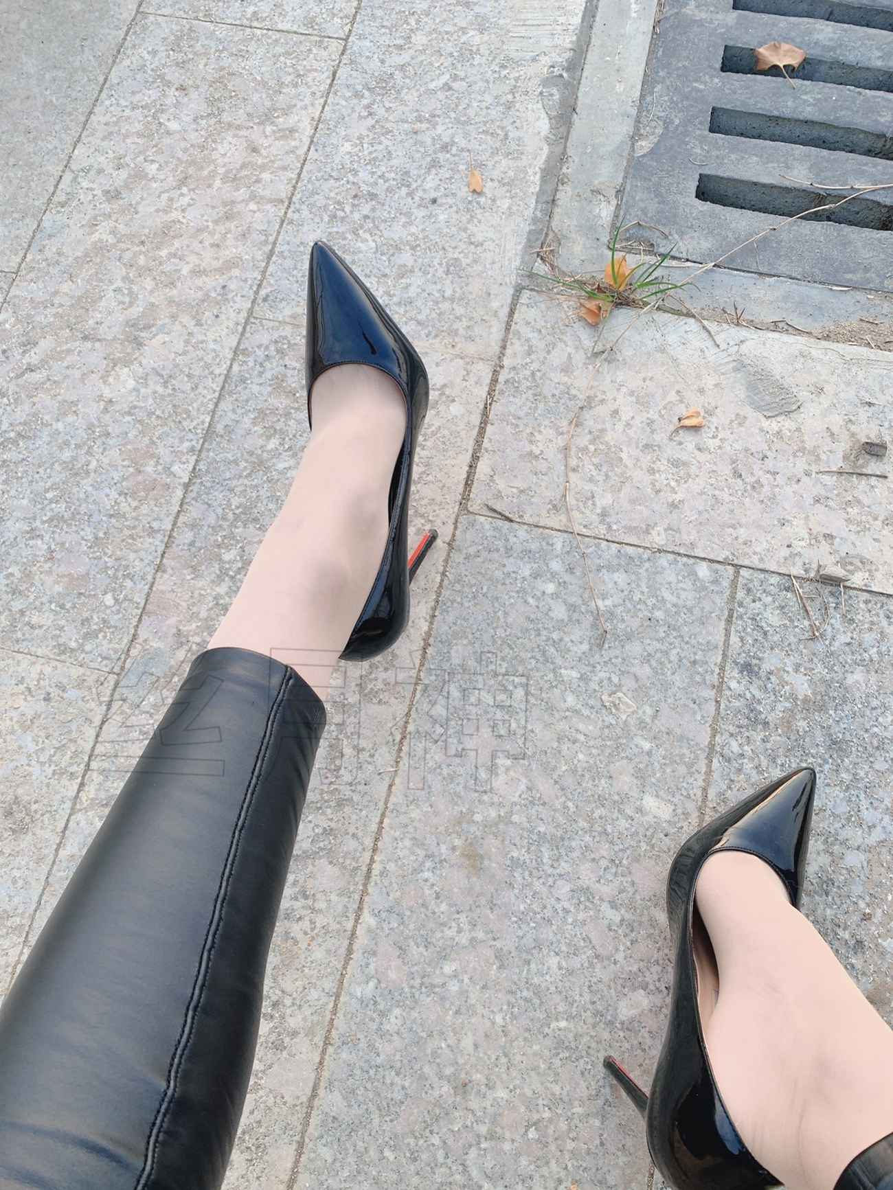 图片[27]-丝月神 016 外拍皮裤肉丝漆皮黑高跟[57P] – 速更版-美库