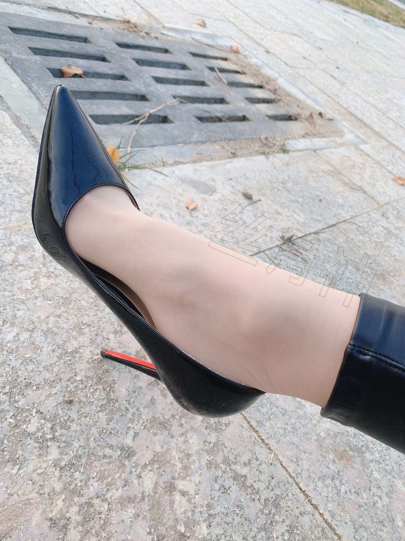 图片[31]-丝月神 016 外拍皮裤肉丝漆皮黑高跟[57P] – 速更版-美库