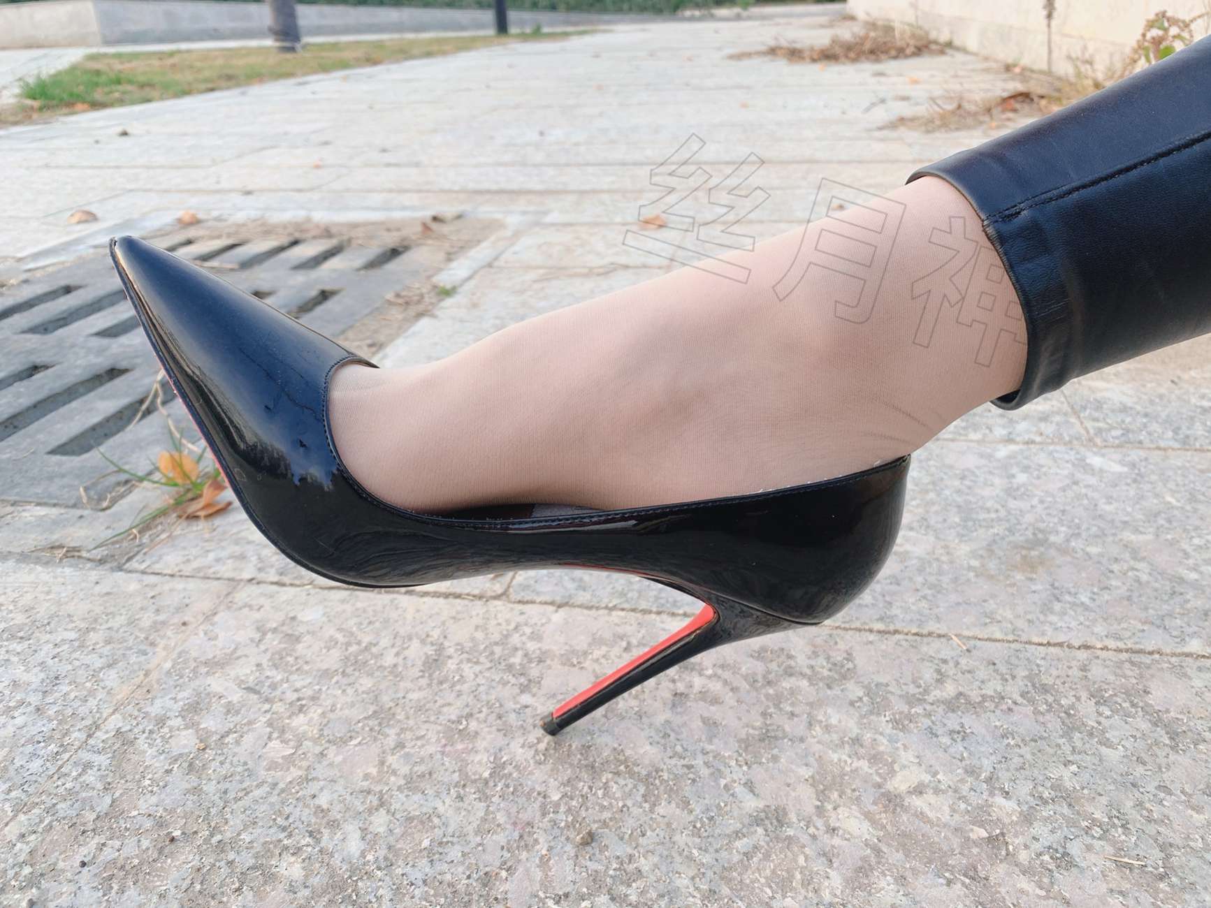 图片[33]-丝月神 016 外拍皮裤肉丝漆皮黑高跟[57P] – 速更版-美库