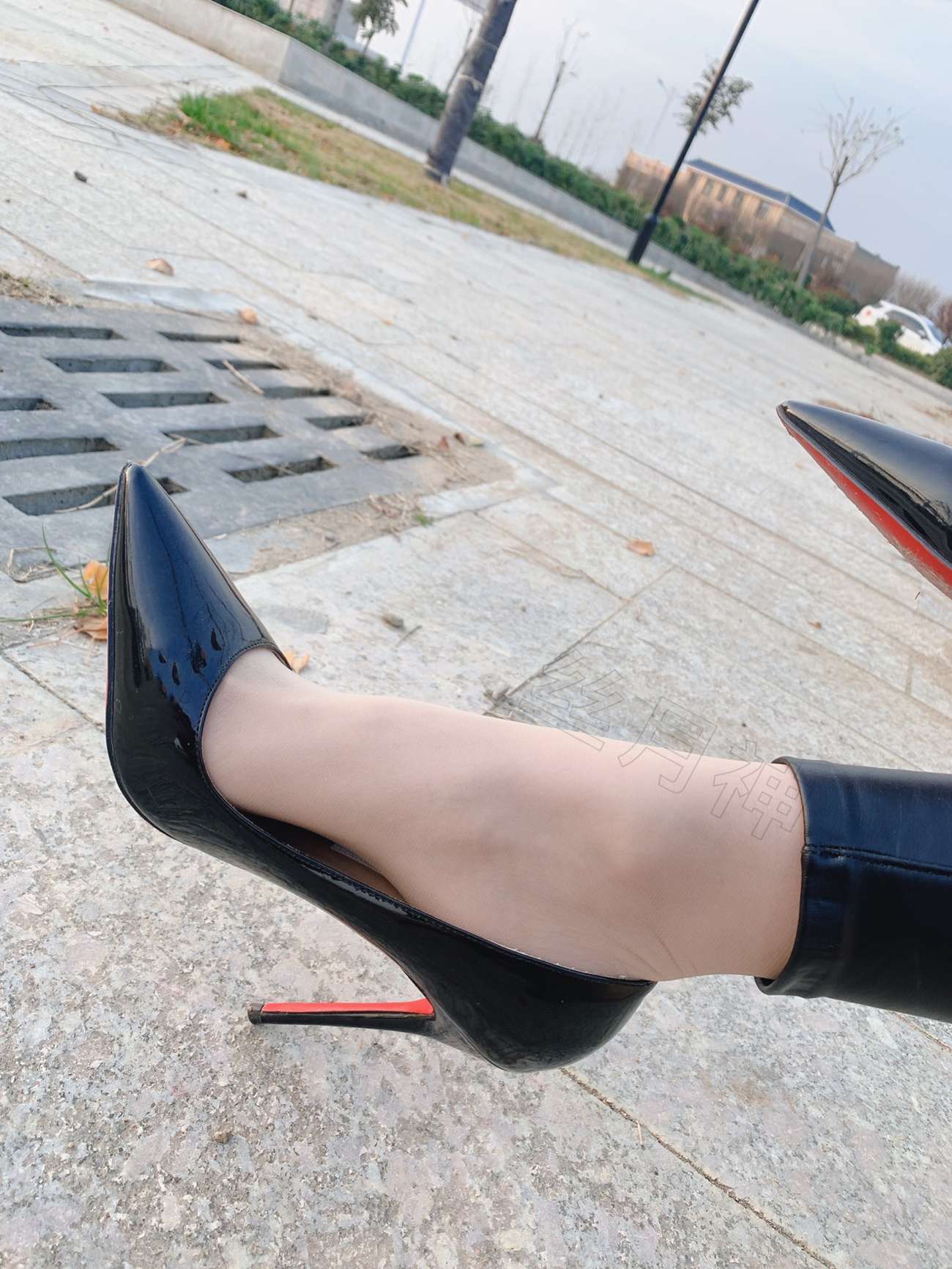 图片[34]-丝月神 016 外拍皮裤肉丝漆皮黑高跟[57P] – 速更版-美库