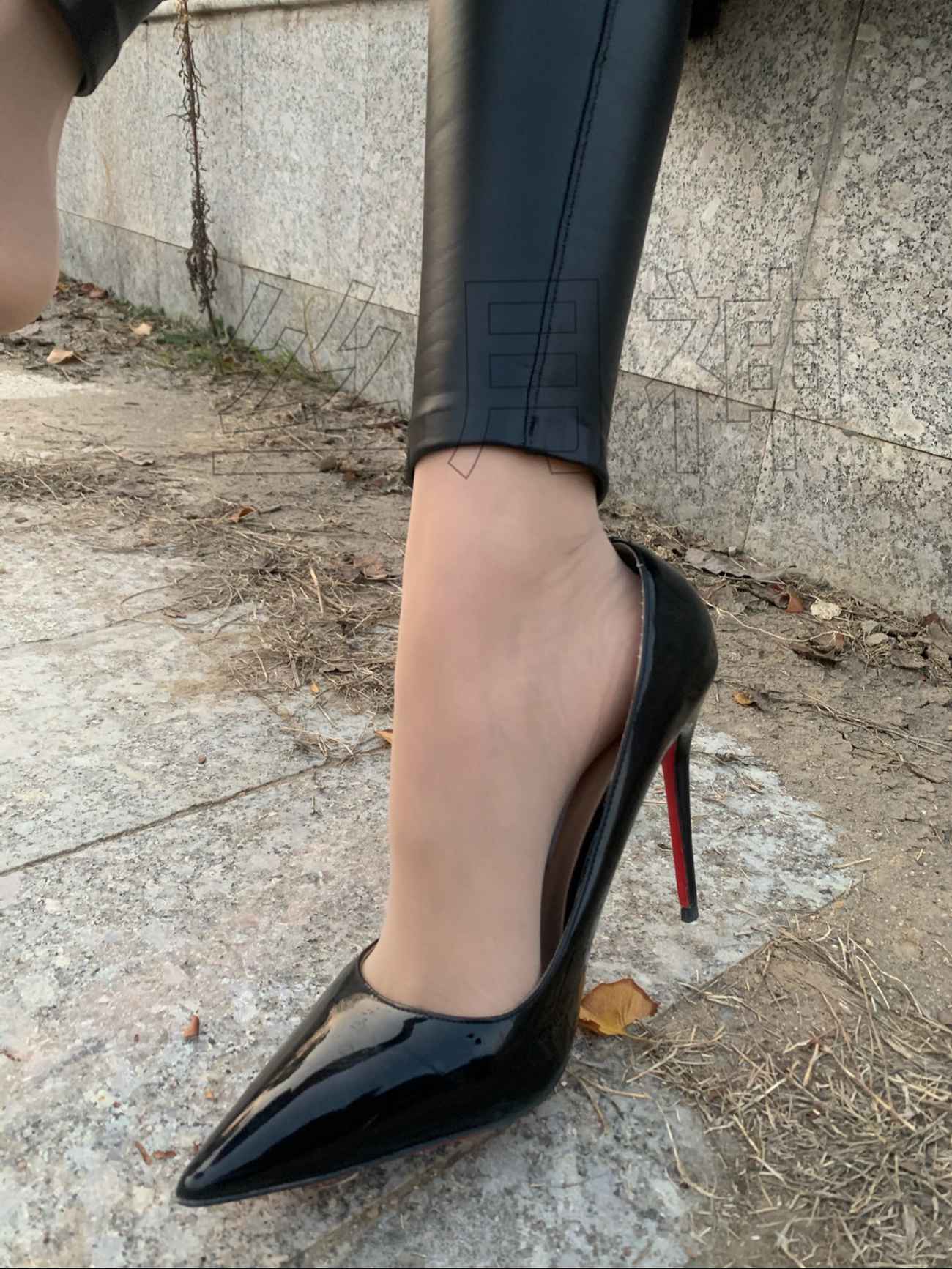 图片[48]-丝月神 016 外拍皮裤肉丝漆皮黑高跟[57P] – 速更版-美库