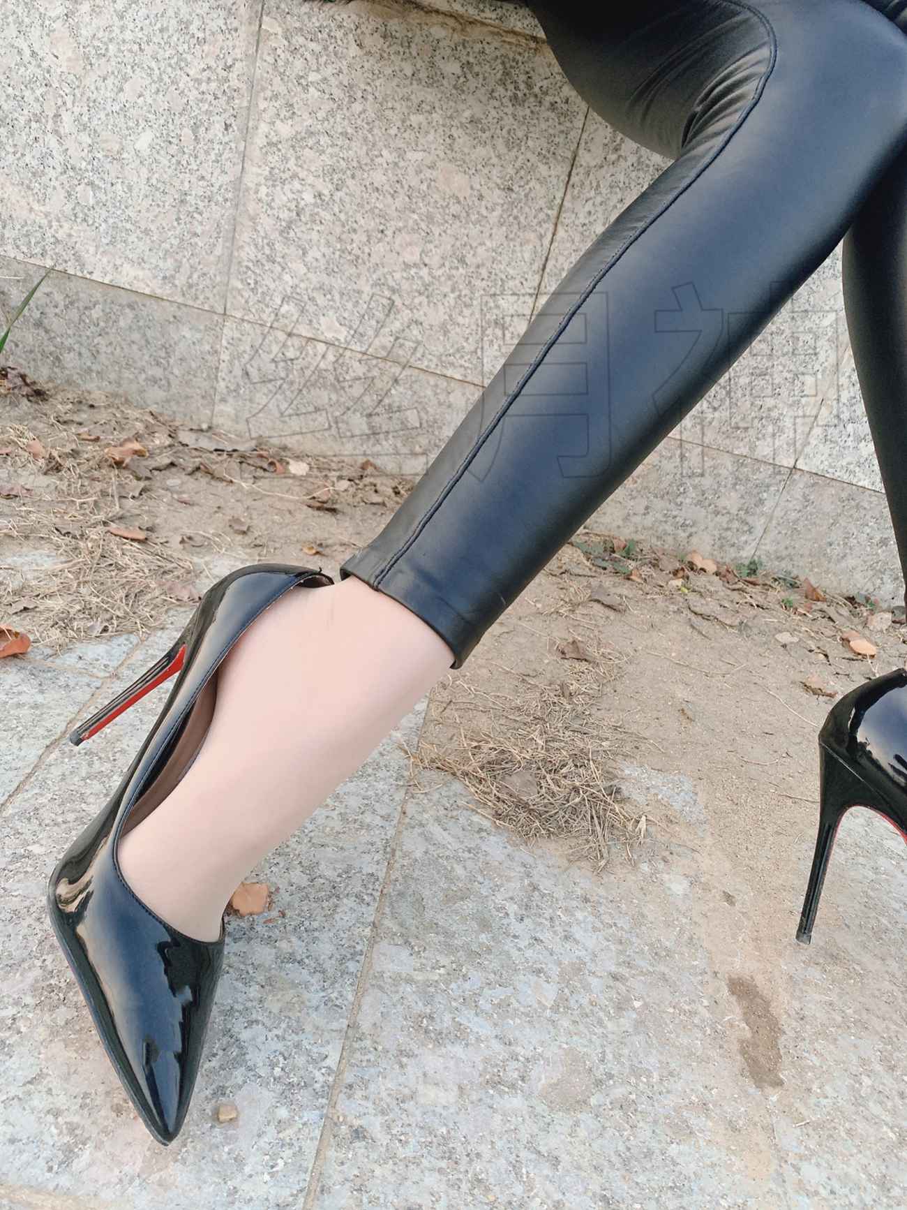 图片[51]-丝月神 016 外拍皮裤肉丝漆皮黑高跟[57P] – 速更版-美库