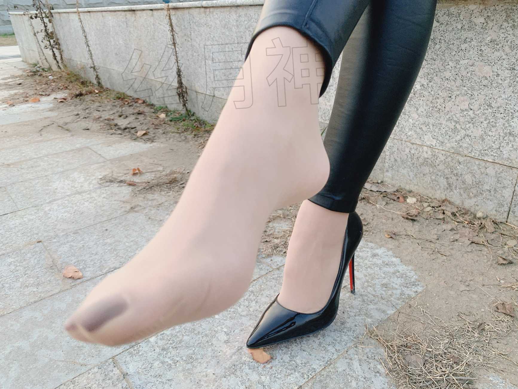 图片[52]-丝月神 016 外拍皮裤肉丝漆皮黑高跟[57P] – 速更版-美库