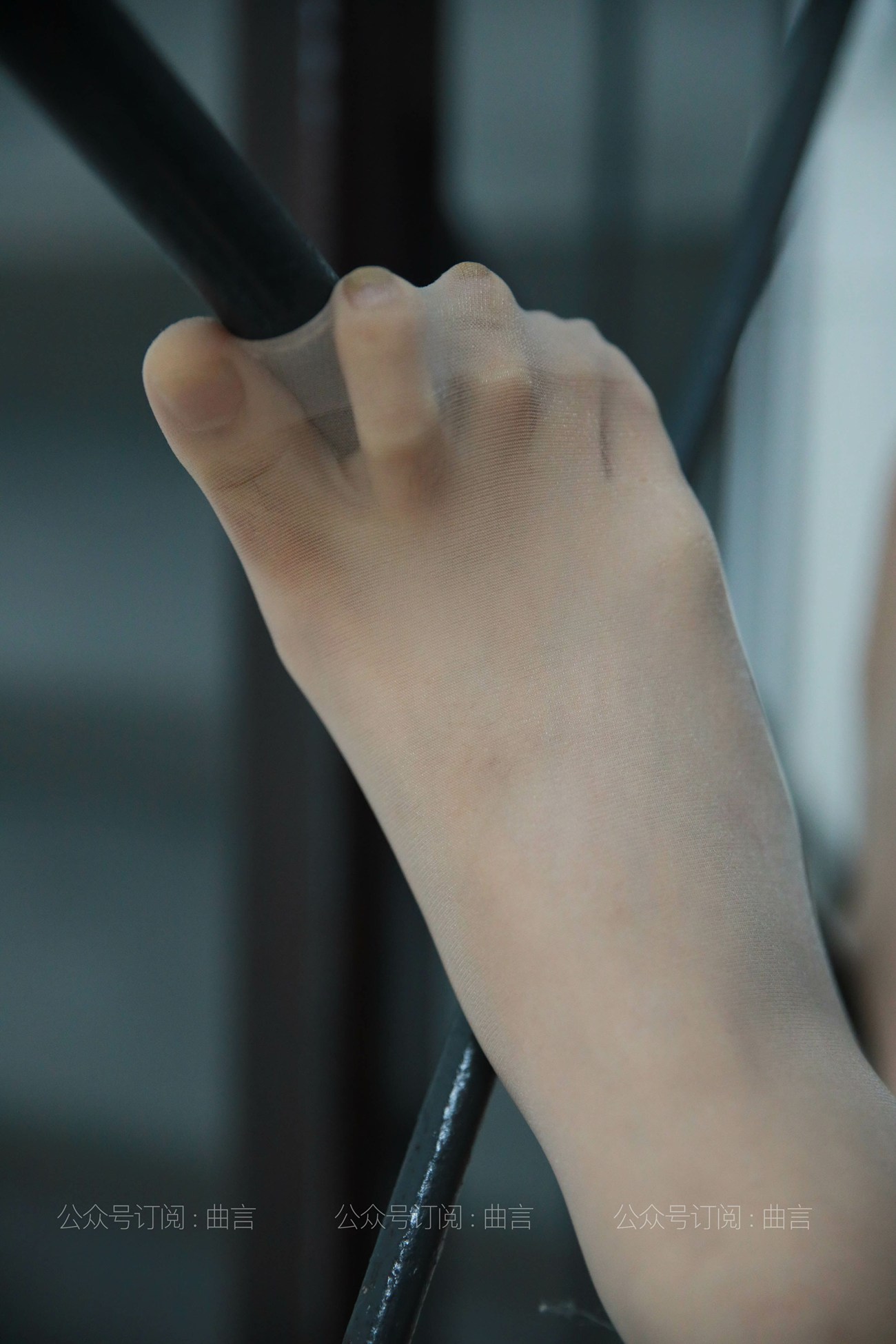 图片[15]-[IESS异思趣向] 耽丝 210329 糖糖在楼道休息放松 [69P] – 速更版-美库