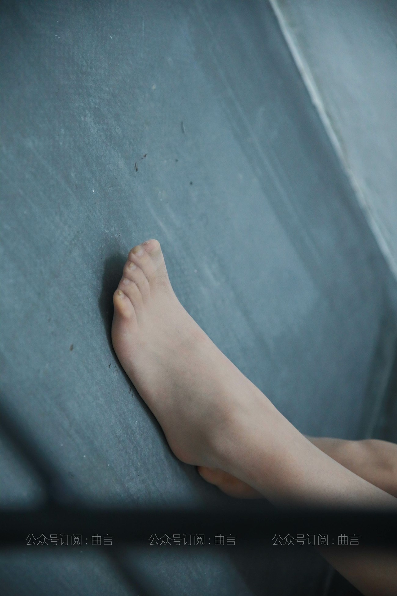 图片[17]-[IESS异思趣向] 耽丝 210329 糖糖在楼道休息放松 [69P] – 速更版-美库